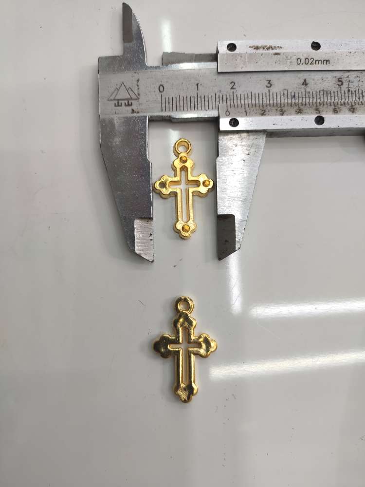 The H929 cross is approximately 29MM in length, 18MM in width, 4MM in thickness, with a hole diameter of 2MM, and is electroplated in gold details Picture