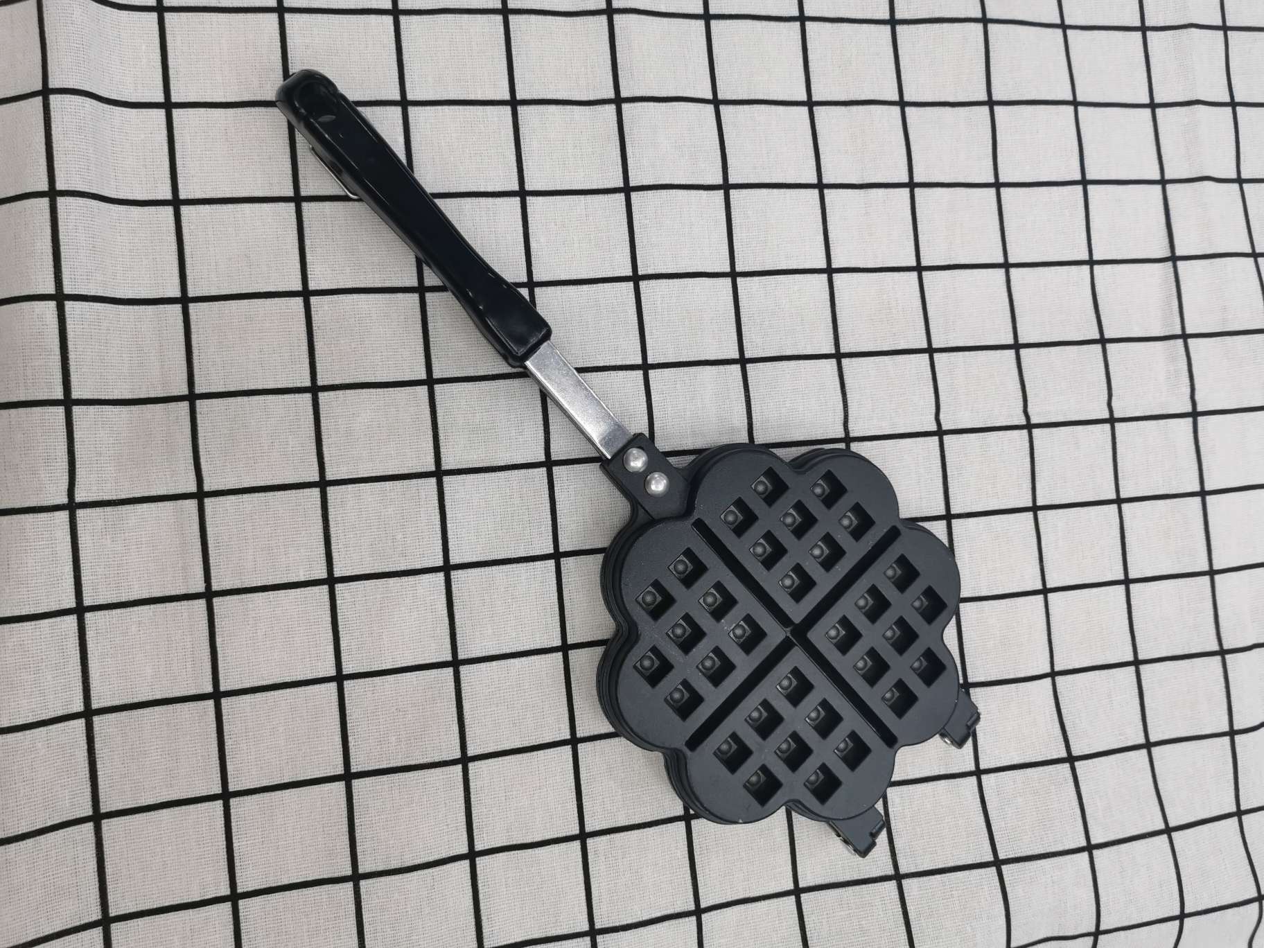 本产品主要采用环保铝材质，安全卫生，尺寸造型可选，款式多样，质量保证，单个独立包装，畅销多国