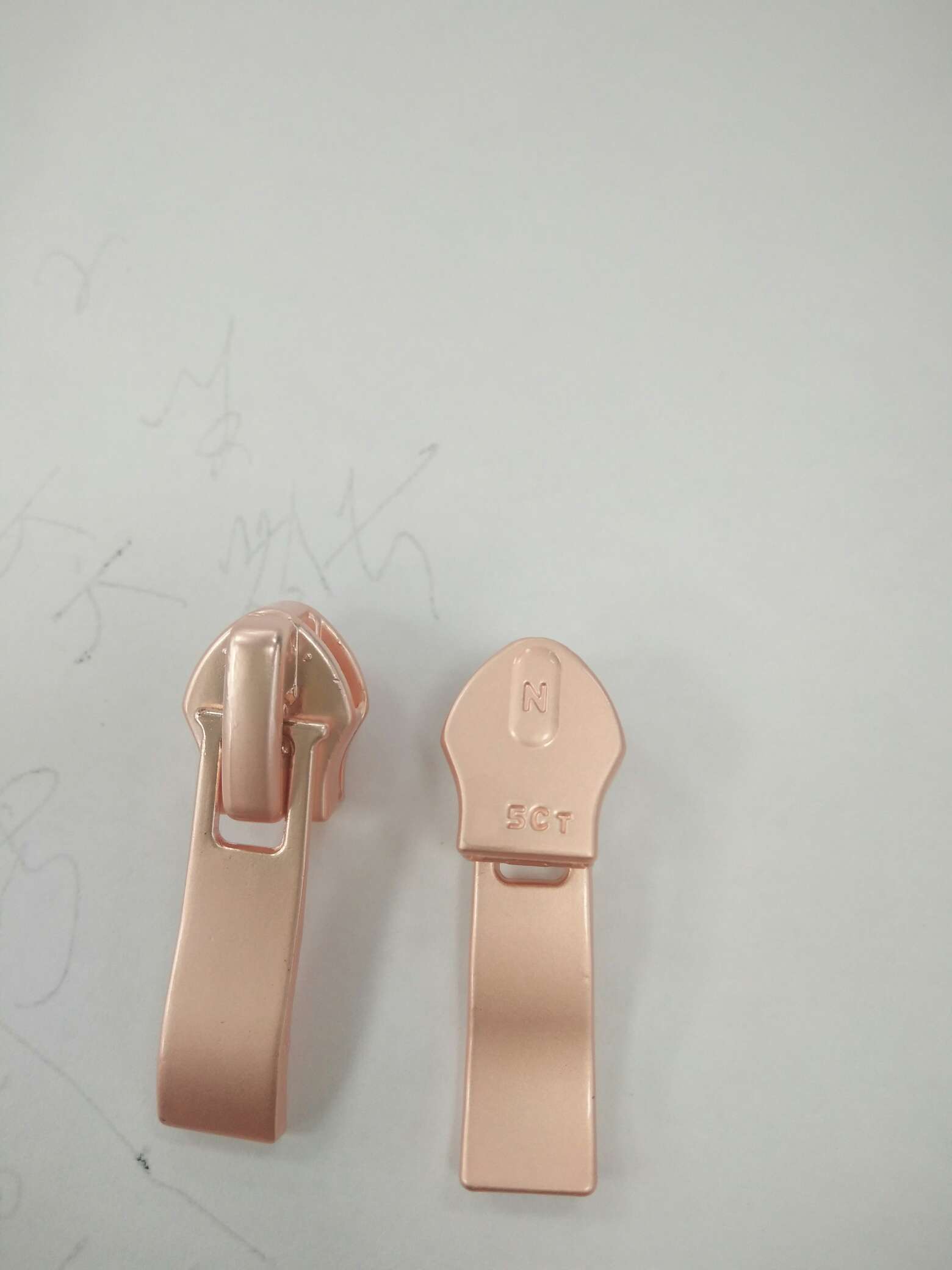 服装辅料衣服裤子专用高档颜色拉头