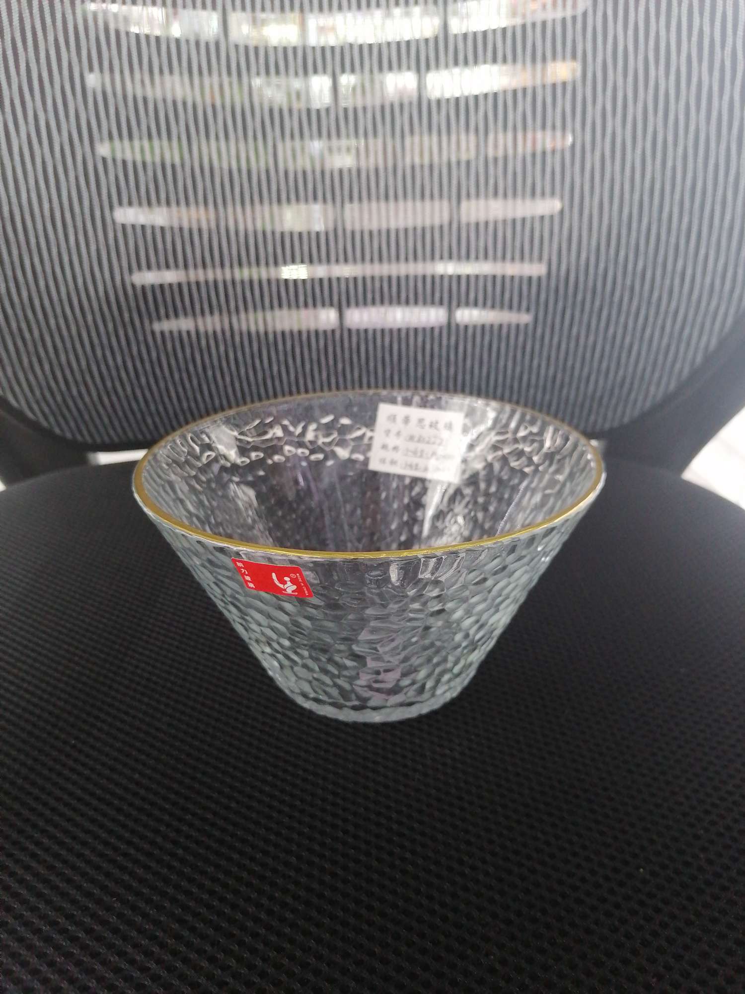Rimmed glass bowl