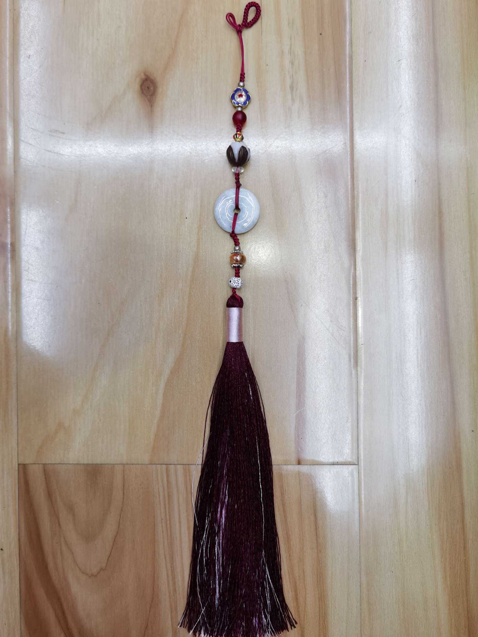 Hongyu Handicrafts pendant with jade wine red lapel
