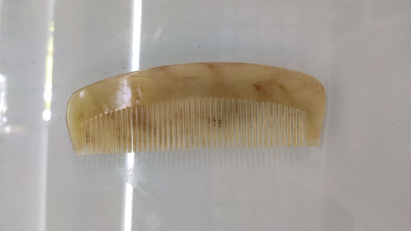 Xiaoping Natural Horn Comb Half Moon 13 Cm Natural Horn Comb Moon 13 Cm Application Scenario