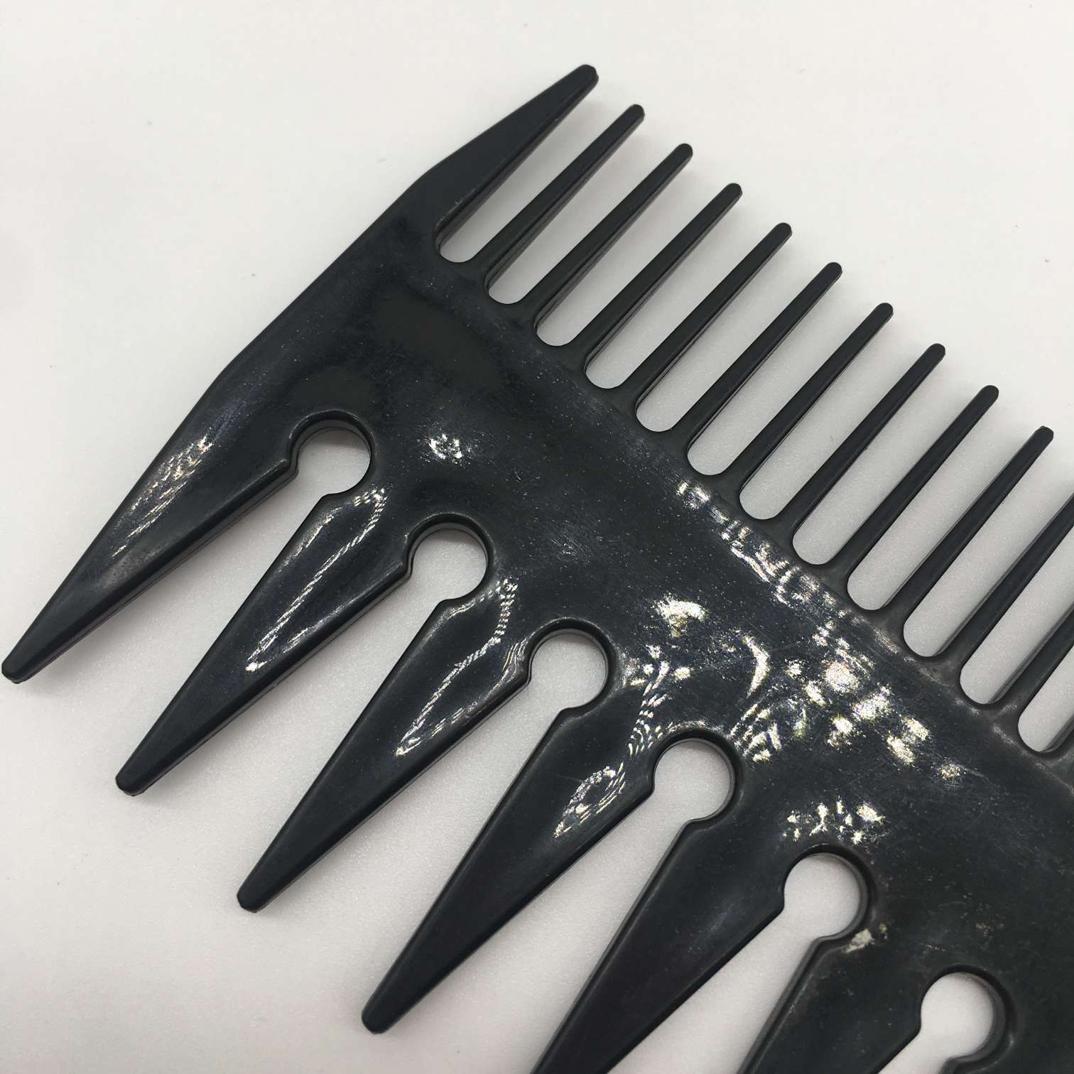 Factory direct sales of flat combs, professional hairdressing combs, flat combs, hairdressing combs, oil-cut combs, three-in-one wide-toothed combs, hairdressing products and tools Application Scenario