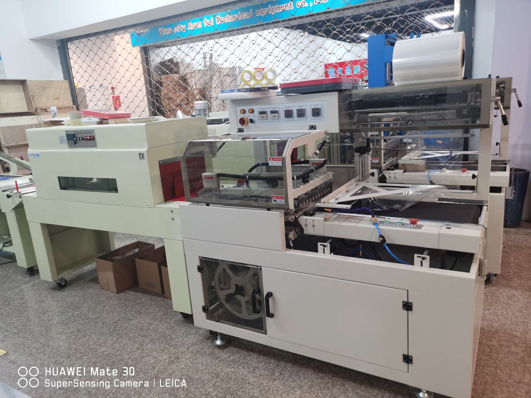 Automatic sealing and cutting shrink machine