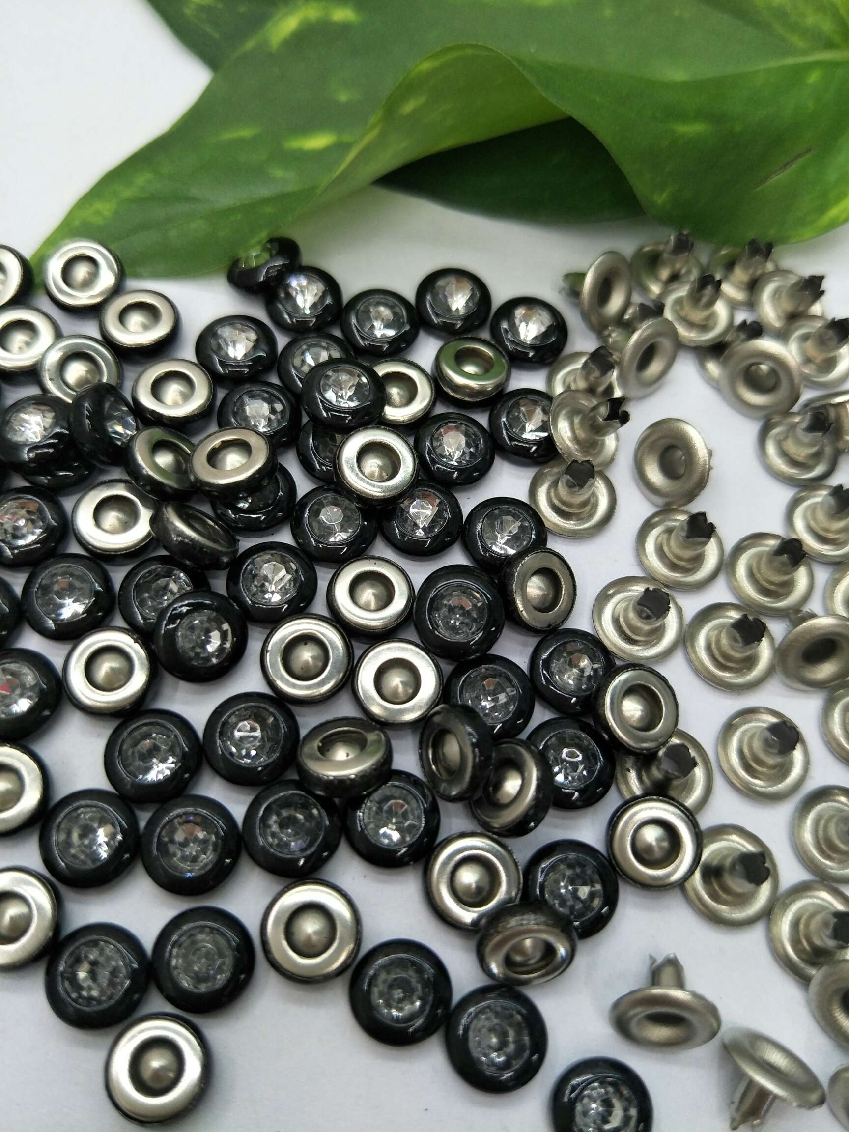 Paint surface quadrilateral drilling and nail bumping garment accessories thumbnail