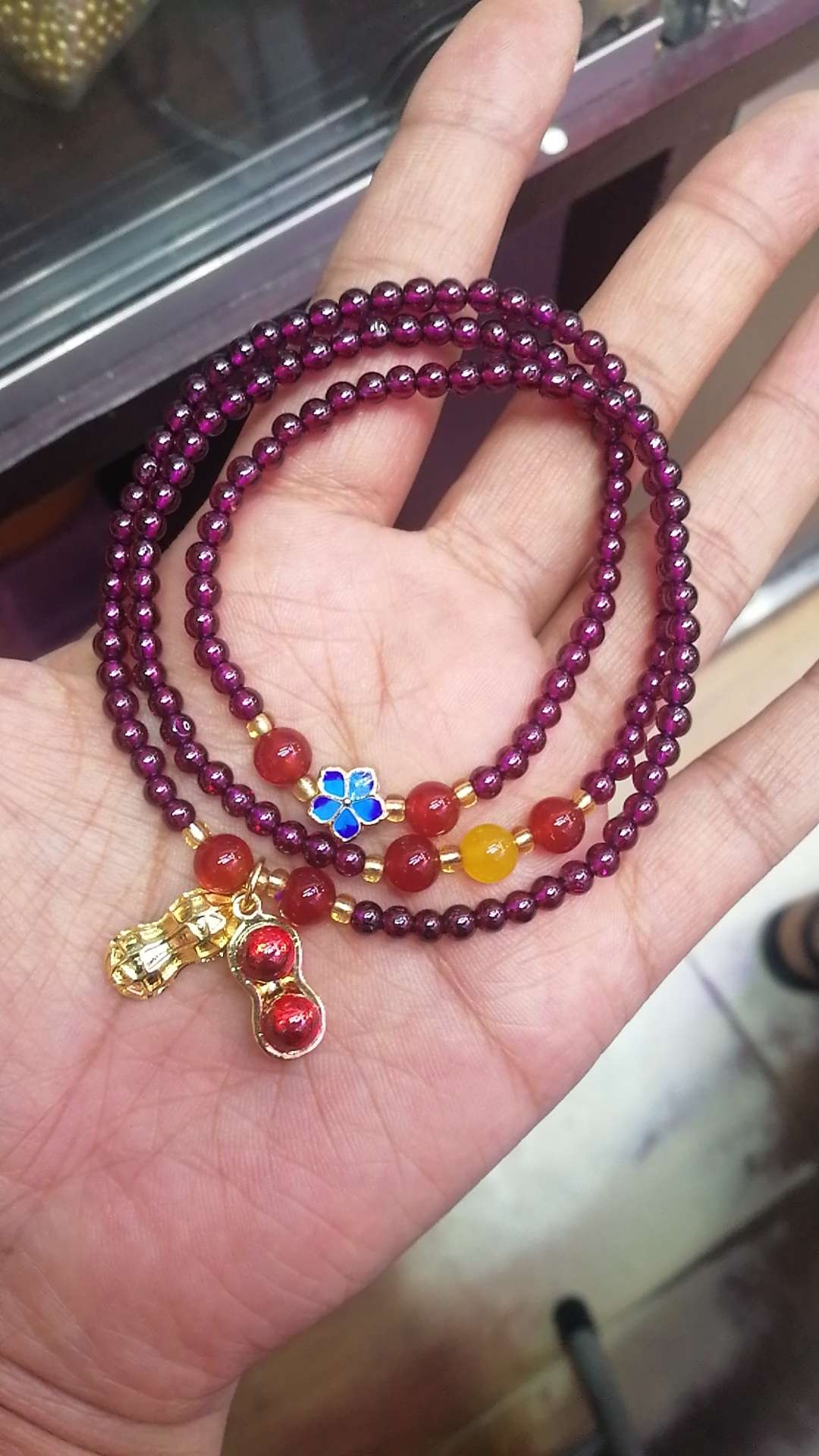 Purple-toothed garnet three-ring bracelet + Cloisonne accessories Application Scenario