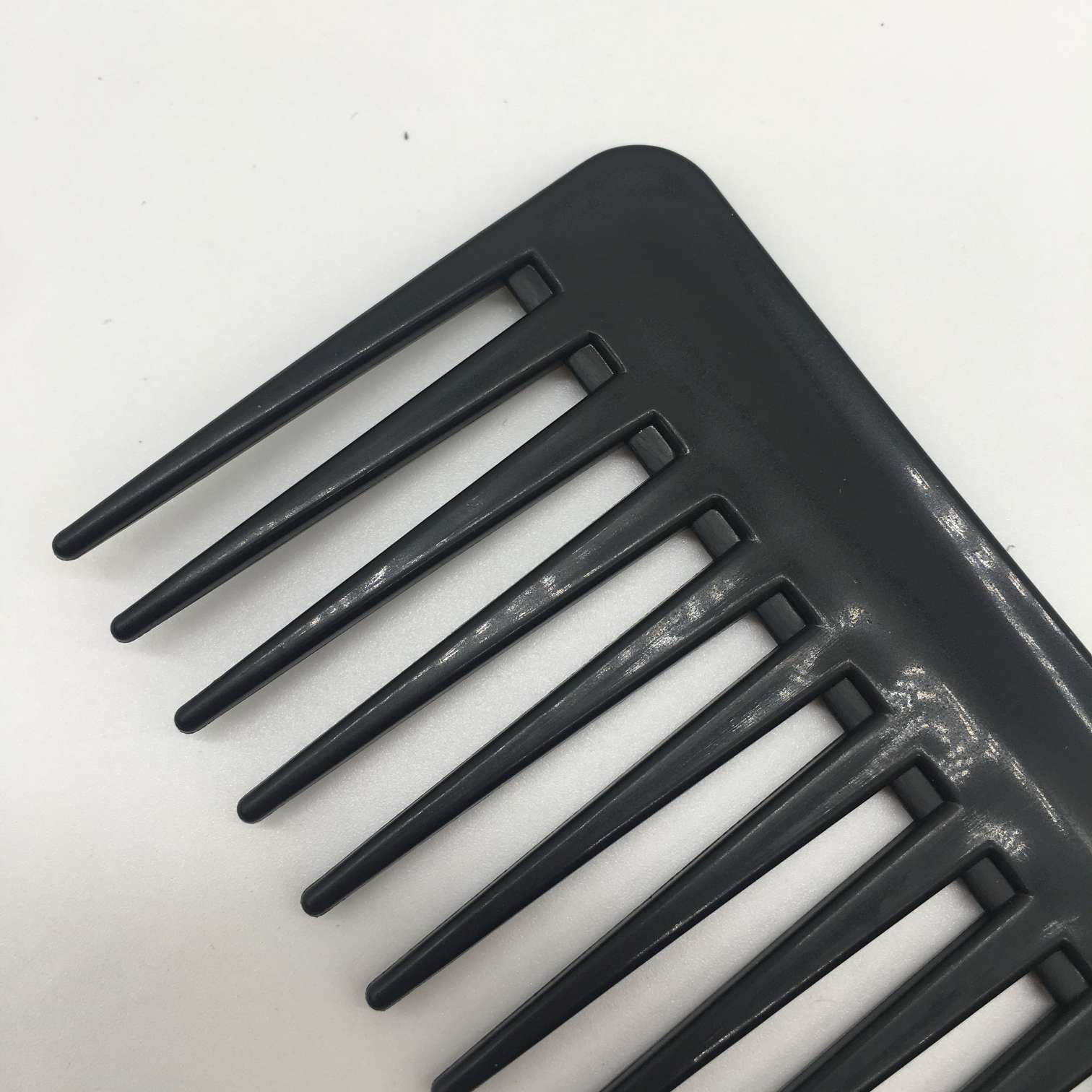 Factory direct sales of combs, black anti-tangling wide-toothed combs, plastic flat combs, hair care products, hair care tools, online merchant gifts, excellent choice Application Scenario