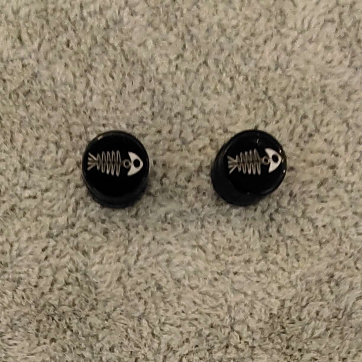 Stainless steel magnet black series single perforless earrings for male lovers fish bones thumbnail
