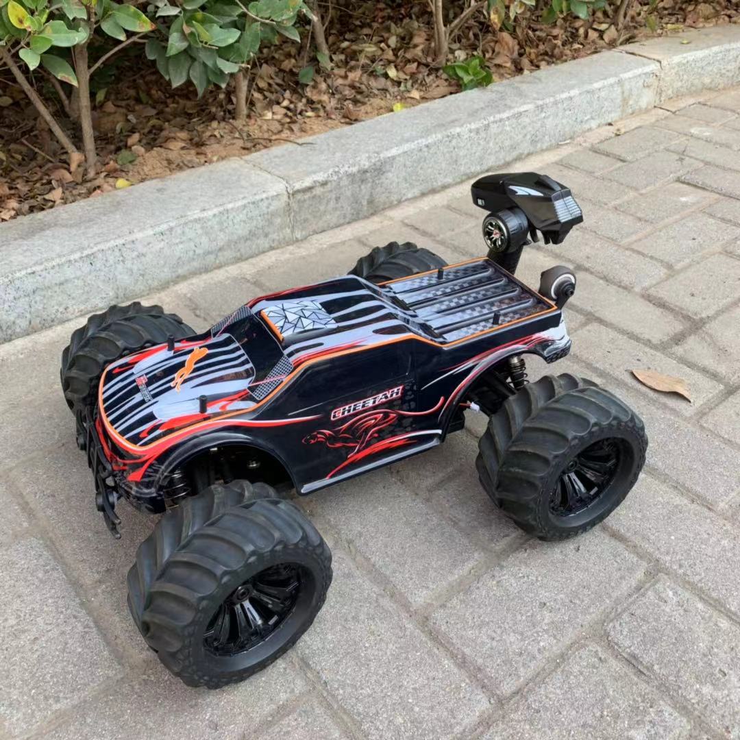 rc高速模型电动越野车。