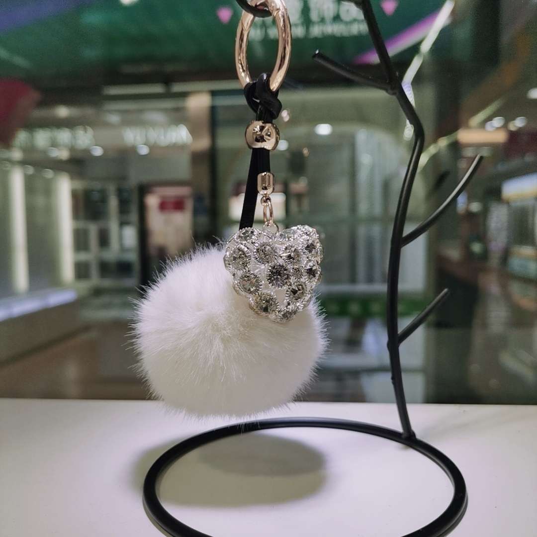 Cute mink fur imitation starry heart car keychain pendant, plush diamond-encrusted car bag, high-end decoration for women Specification image