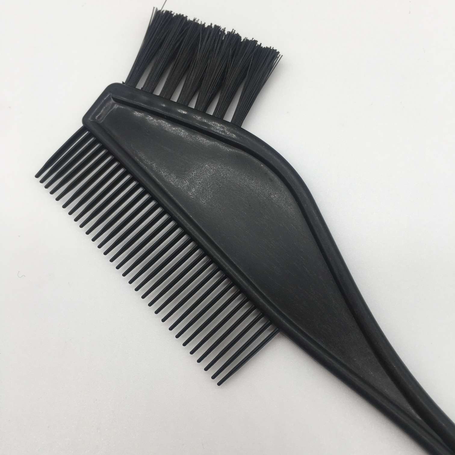 Factory direct sales of plastic oiling hair dye brushes, black hair care tools, hair dye products, No. 2 comb A Application Scenario