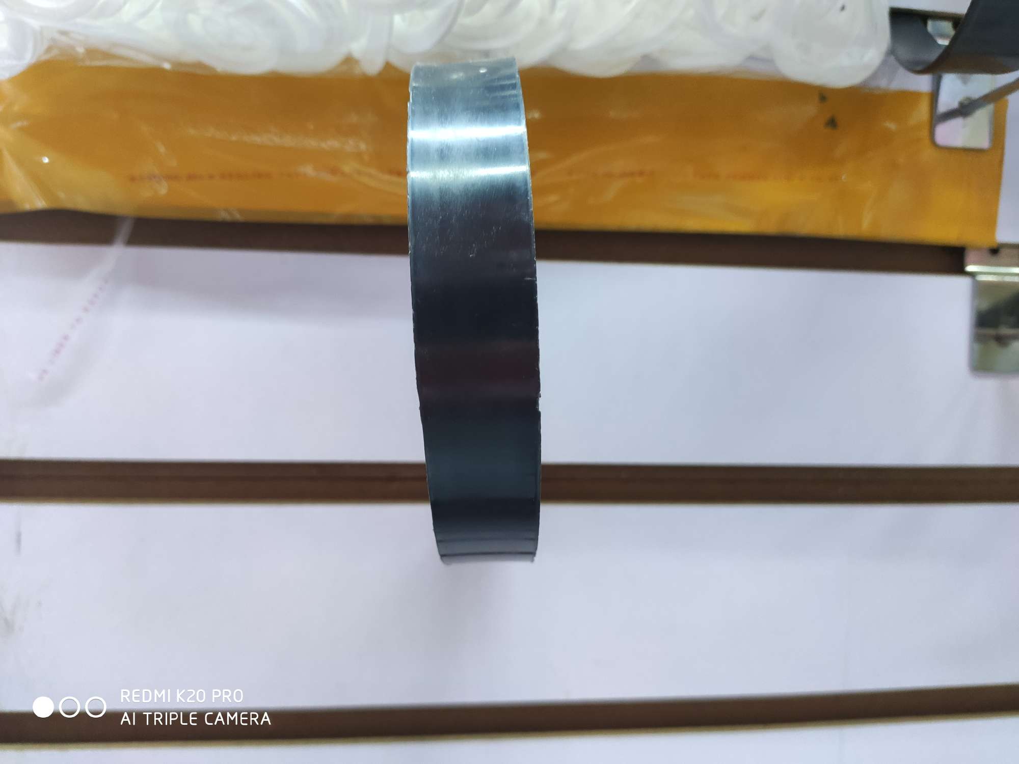 2.5 Has a flat back with teeth