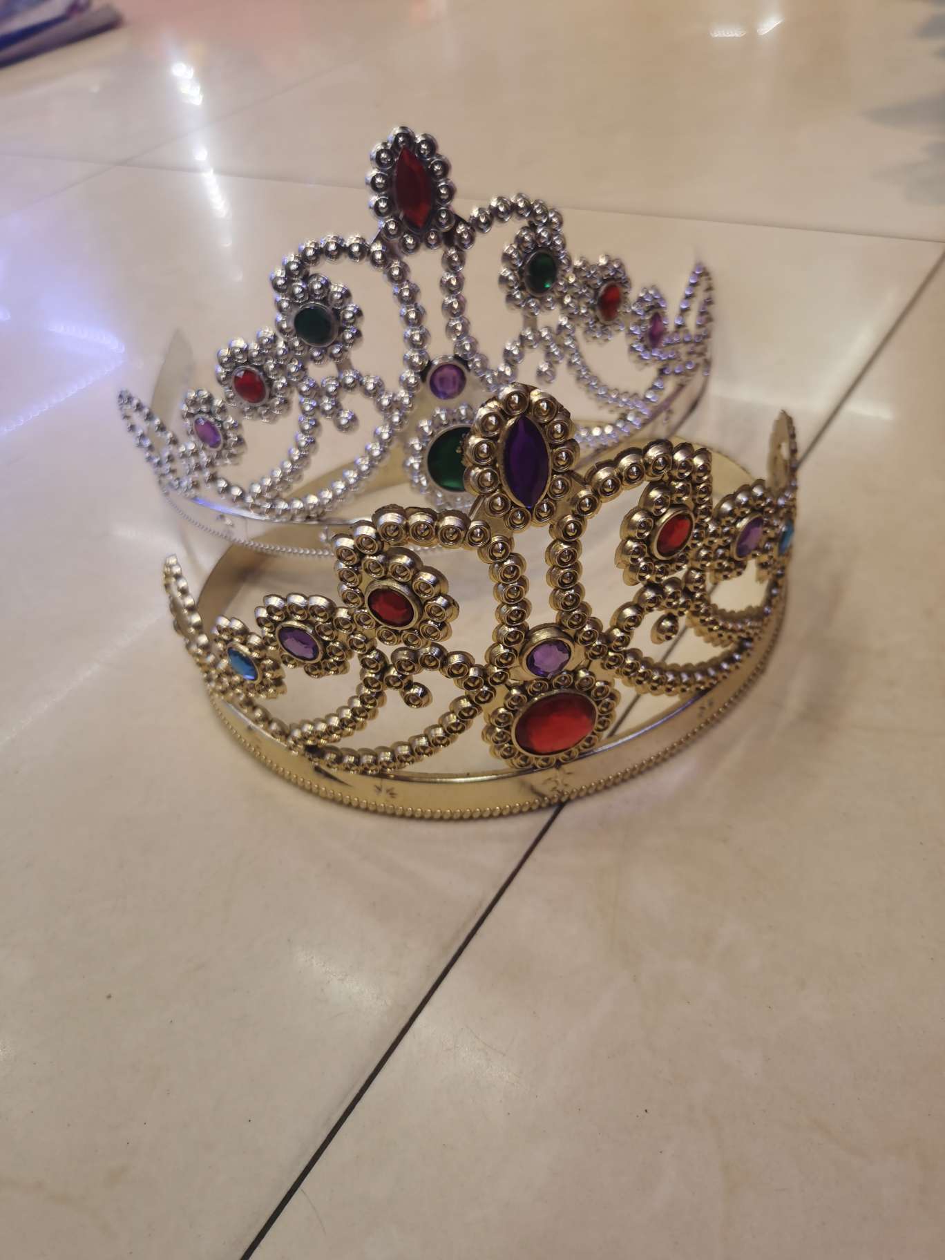 电镀皇后皇冠，600一箱！金，银2色！产品图