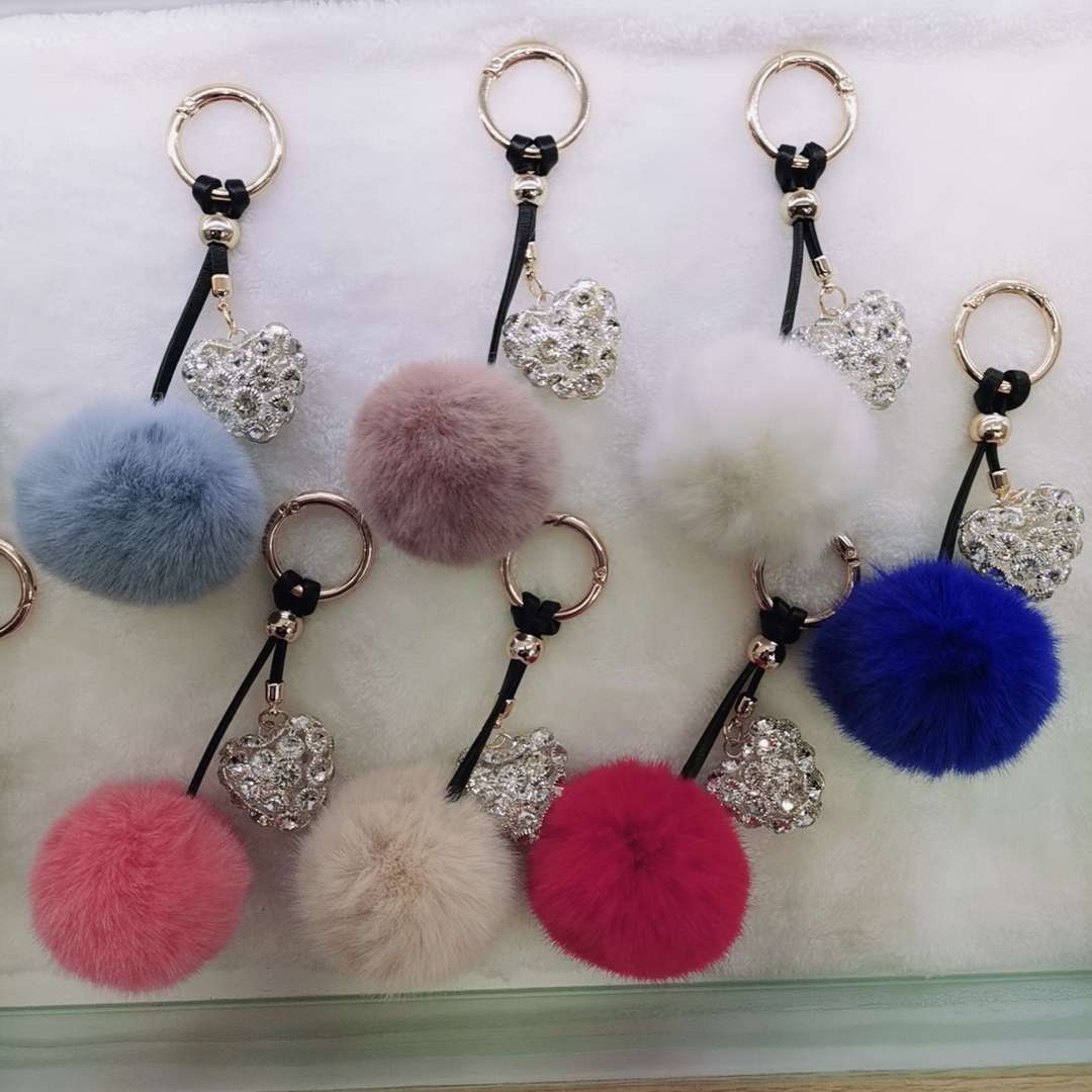 Cute mink fur imitation starry heart car keychain pendant, plush diamond-encrusted car bag, high-end decoration for women Item Picture
