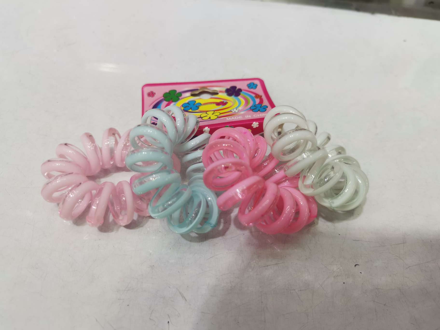 Two-tone twist comes in a pack of 50