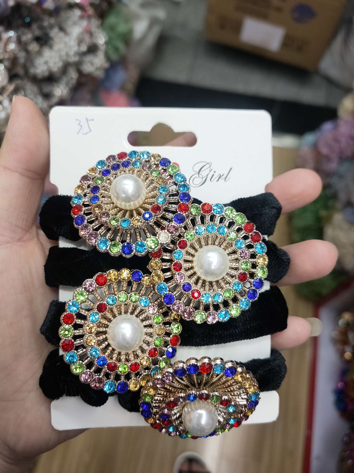 Double round velvet ring colored diamonds