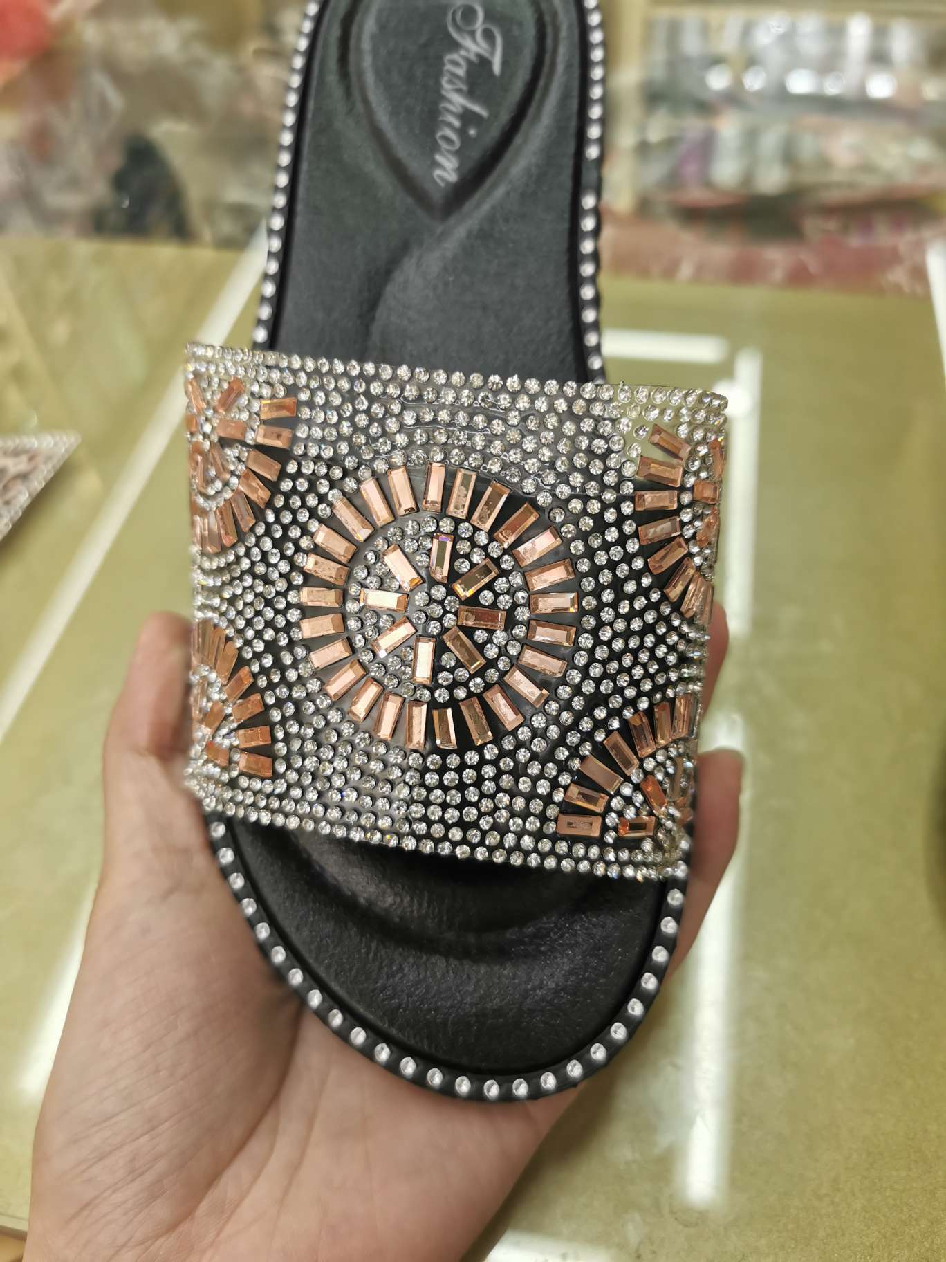 外贸女拖 一字带 鞋面装饰 水钻玻璃装饰 服装 装饰细节图