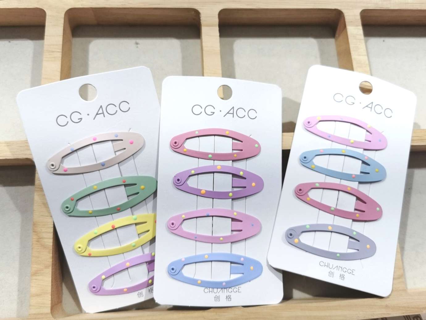 Korean-style polka dot BB holder, edge holder, internet-famous holder, trendy accessory, ins style, cute dot bb holder details Picture