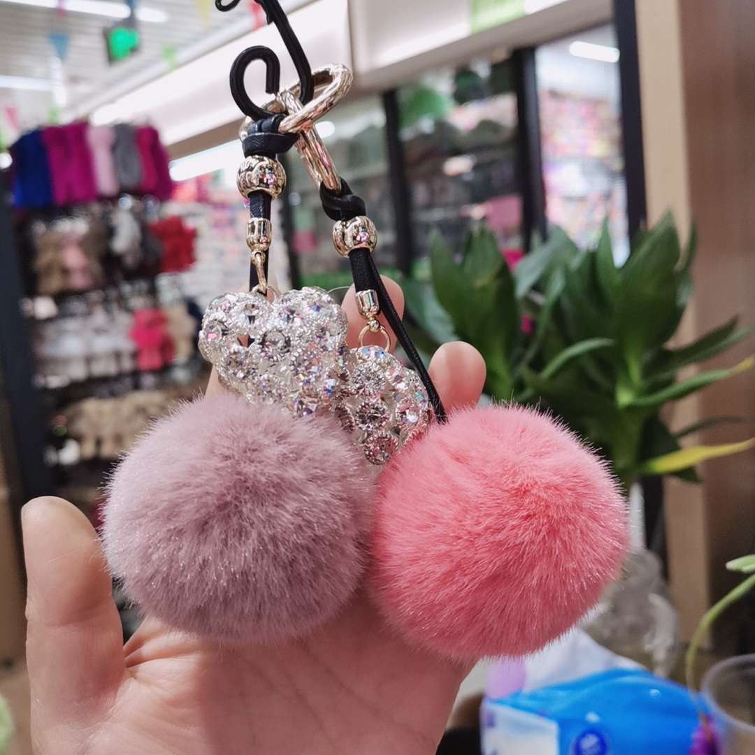 Cute mink fur imitation starry heart car keychain pendant, plush diamond-encrusted car bag, high-end decoration for women