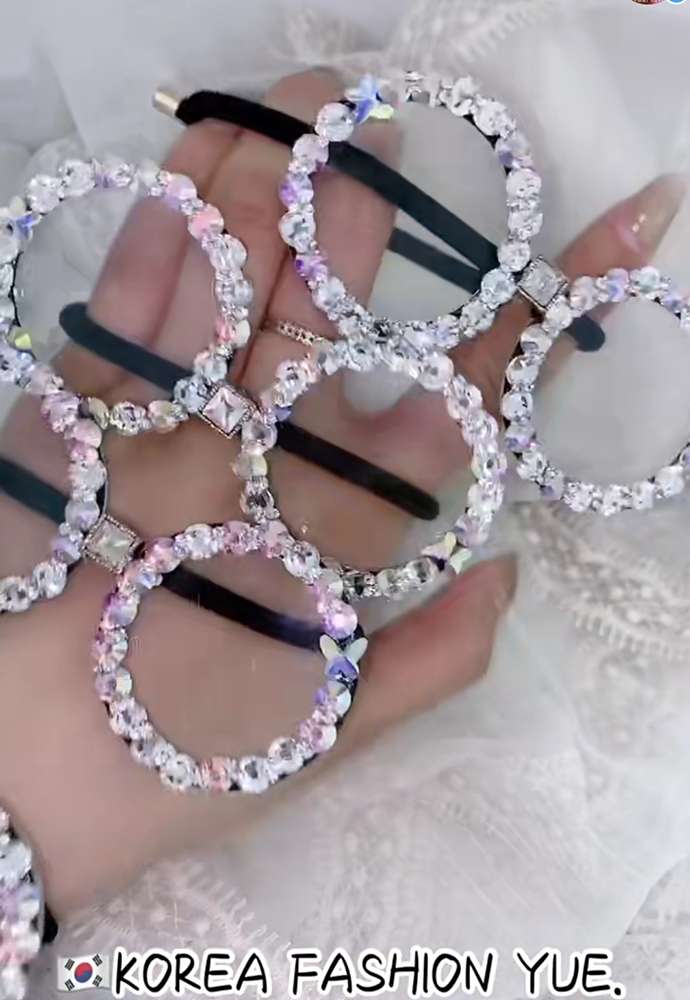 The edge of the butterfly flower jewelry round spectacle frame is dotted with diamonds