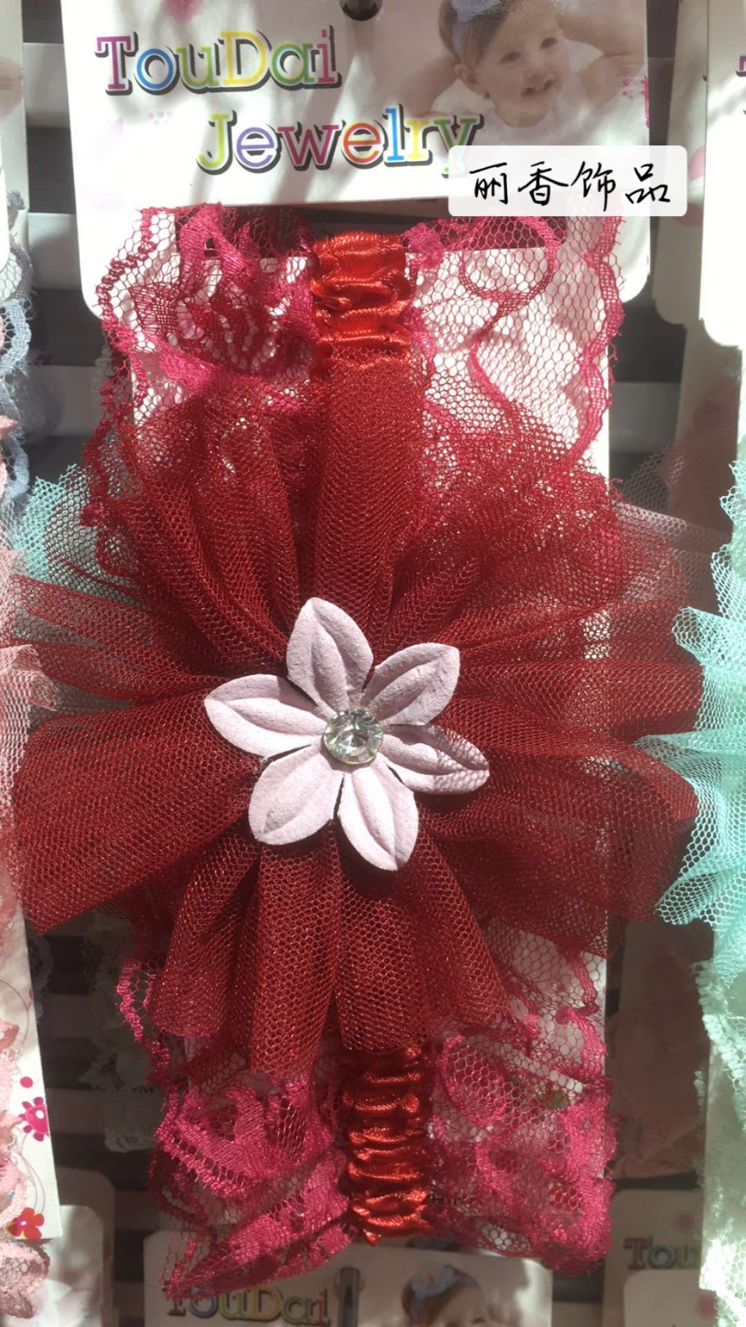 Elastic band with six white plum petals thumbnail