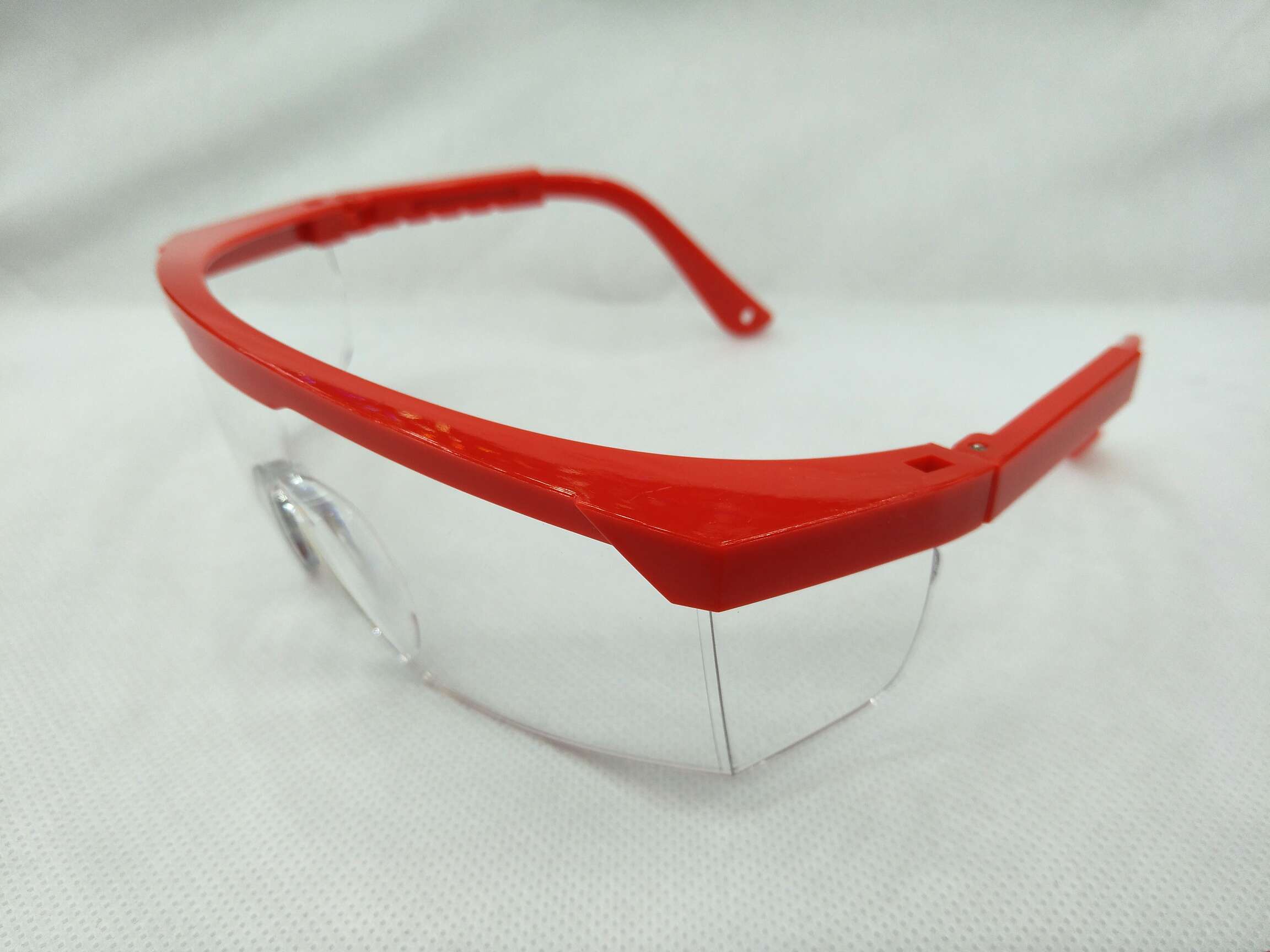 The HLL temple can be adjusted in four positions. The protective goggles are labor protection, splash and impact resistant, dust-proof, sand-proof and fog-proof. They are transparent protective glasses for both men and women cycling, with high clarity and wide field of view. They are not fog-proof undefined