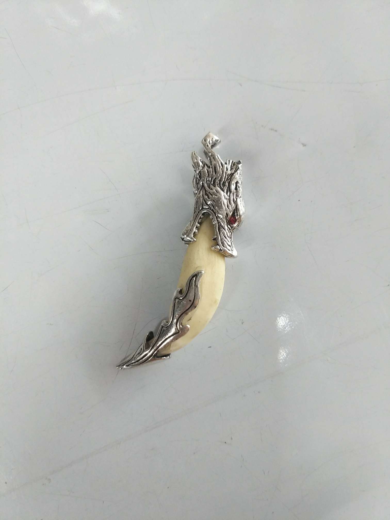 嘴叼狼大尖牙狗牙吊坠镶嵌牙套真黑狗牙本命年挂件潮饰品