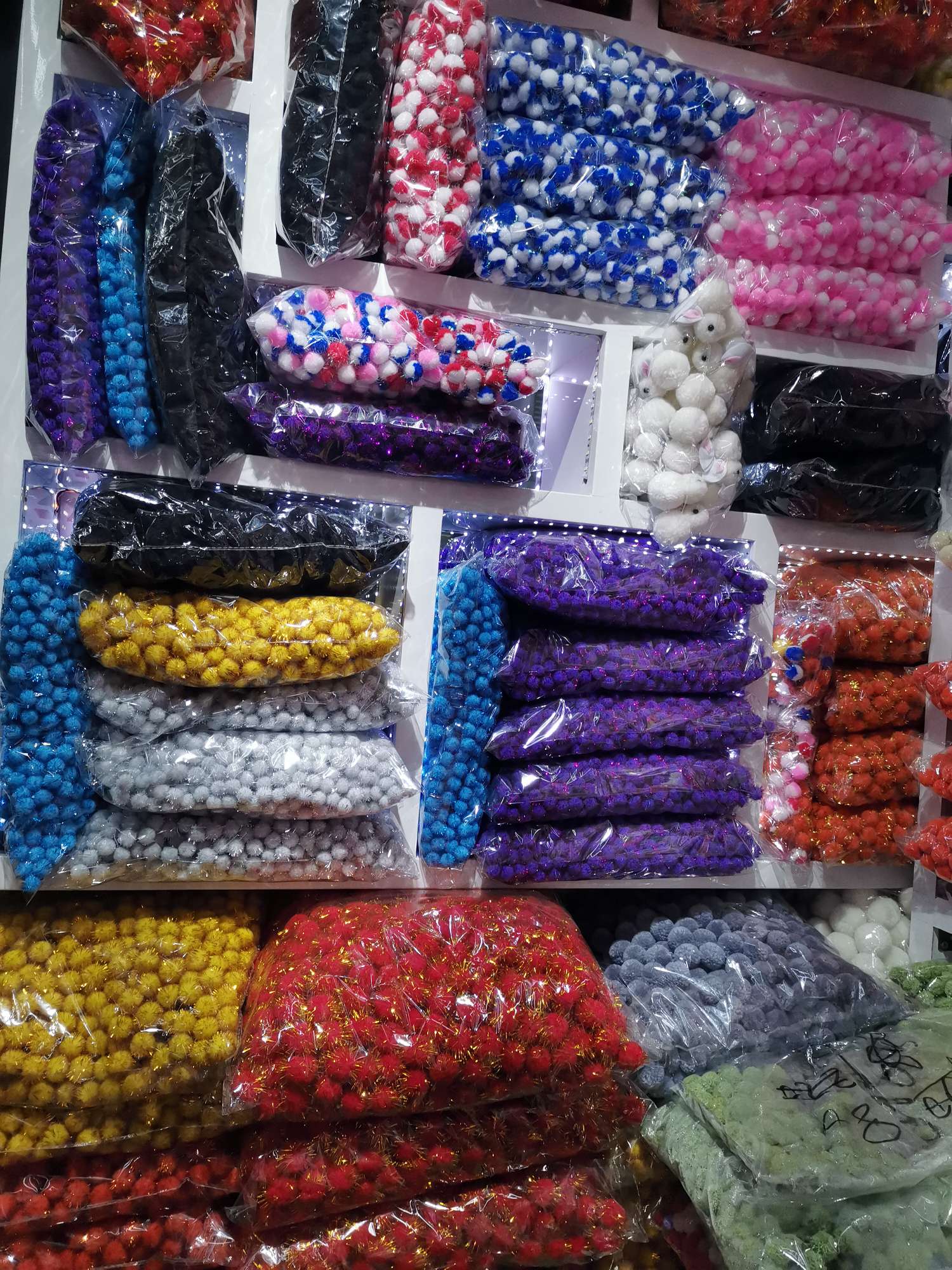 混装高弹毛绒球diy儿童创意手工材料彩色装饰毛球大小金葱球白底实物图