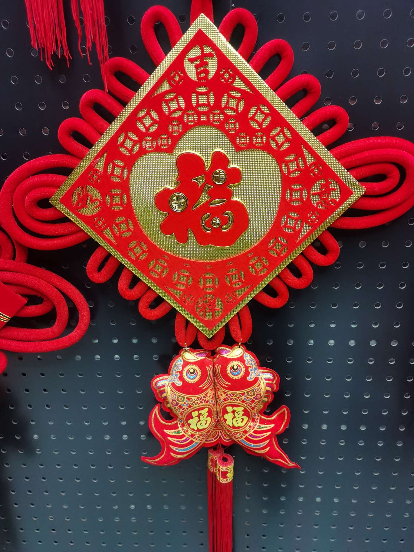 Three-dimensional red lucky charms are tied with double fish tassels, symbolizing good fortune and happiness