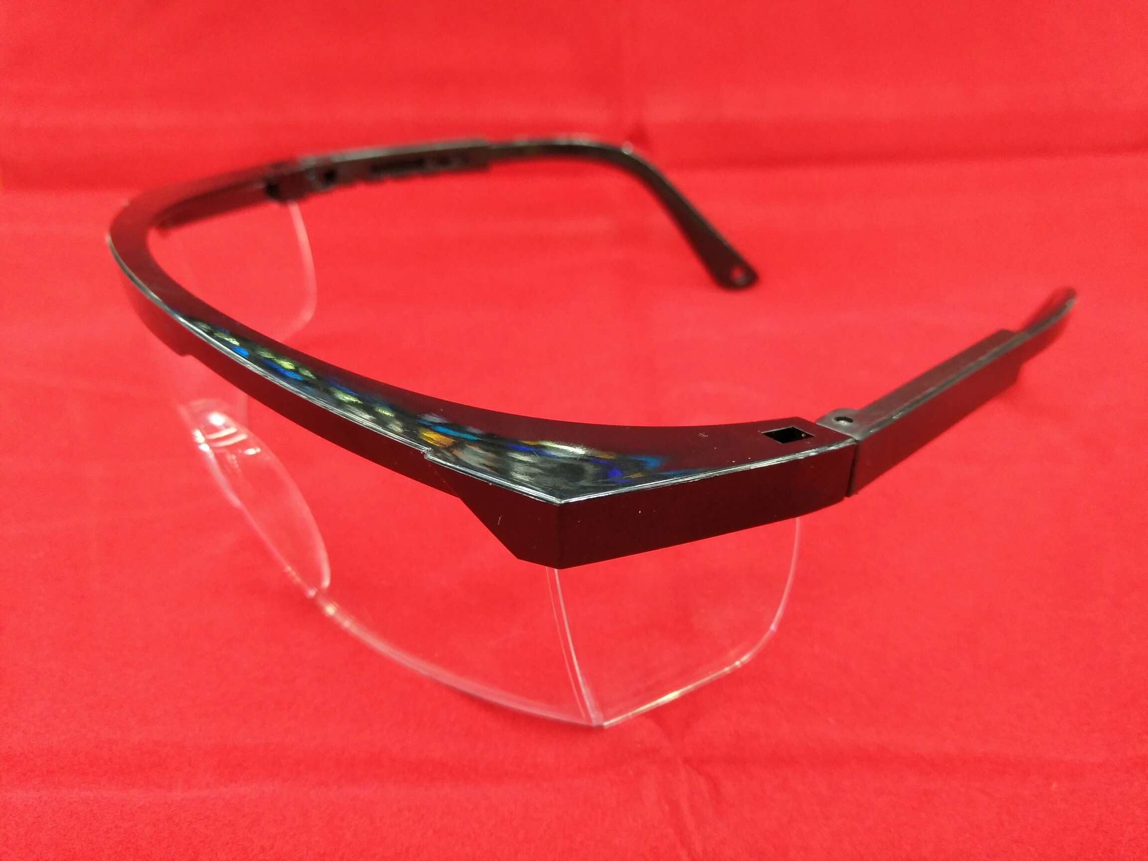 The HLL temple can be adjusted in four positions. The protective goggles are labor protection, splash and impact resistant, dust-proof, sand-proof and fog-proof. They are transparent protective glasses for both men and women cycling, with high clarity and wide field of view. They are not fog-proof Application Scenario