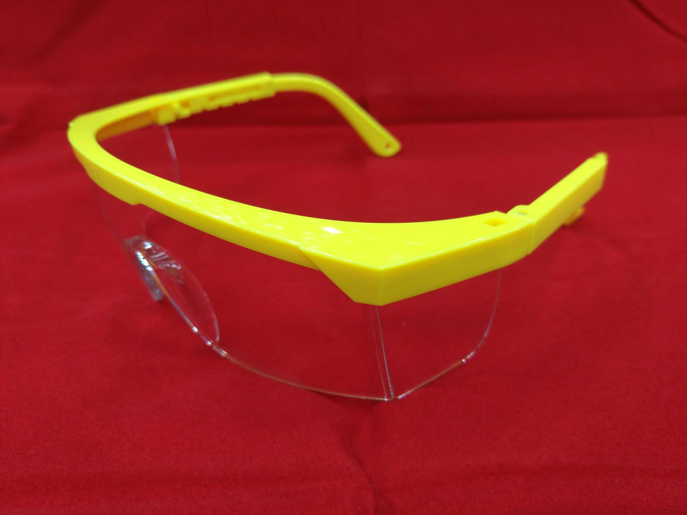 The HLL temple can be adjusted in four positions. The protective goggles are labor protection, splash and impact resistant, dust-proof, sand-proof and fog-proof. They are transparent protective glasses for both men and women cycling, with high clarity and wide field of view. They are not fog-proof undefined