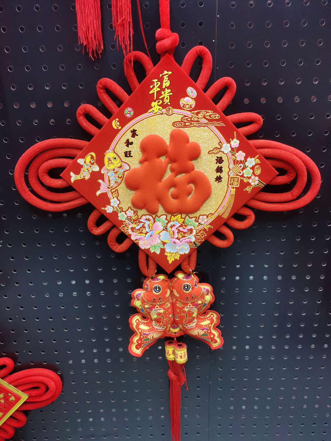 Three-dimensional red pendant knots are hung with double fish tassels