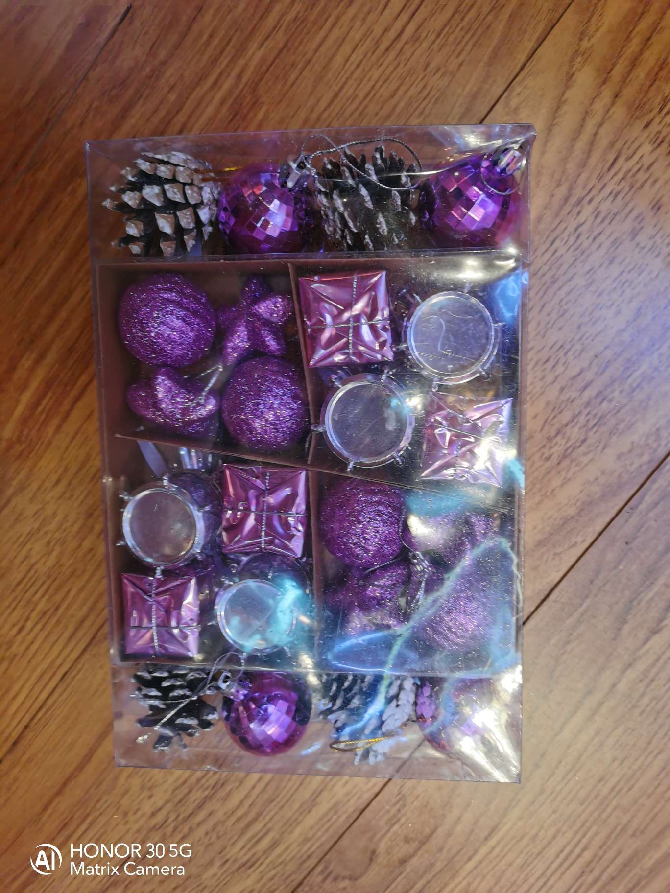 Christmas tree decorations: Foam balls, hollowed-out balls, illuminated Christmas tree decorations, transparent