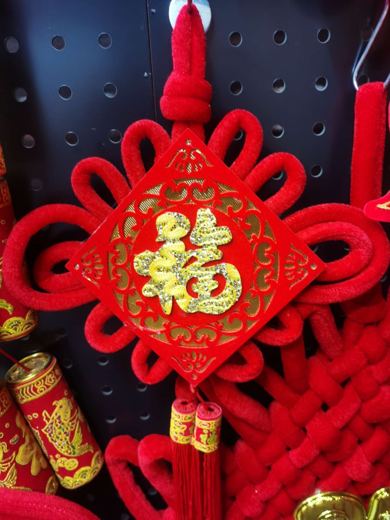 Dragon-patterned fabric "Fu" character knots are used for festive occasions and wedding celebrations