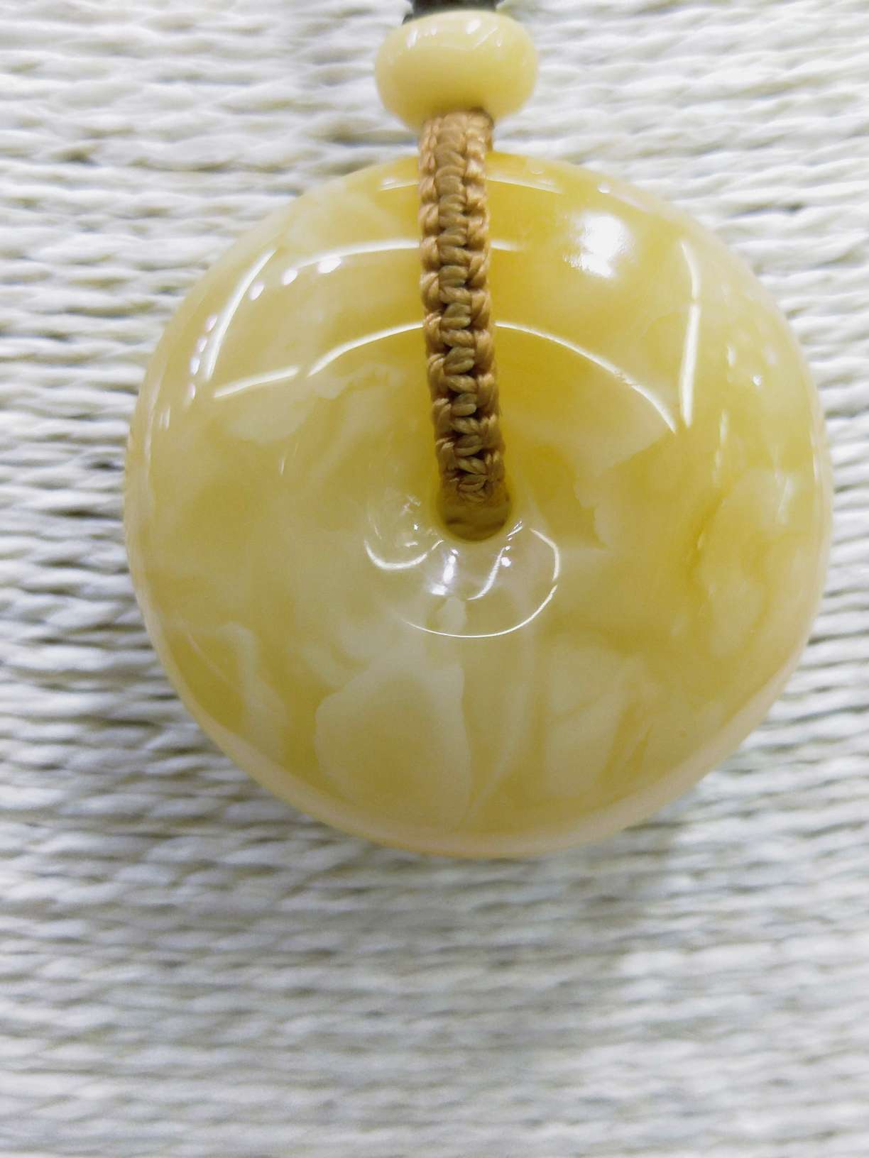 Amber pendant details Picture