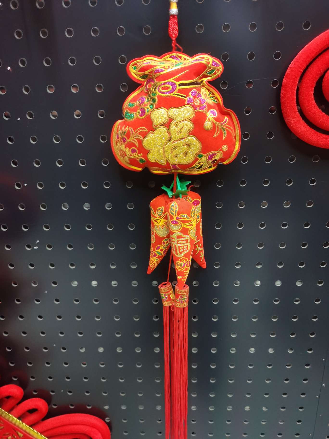 The "Fu" character sachet is in the shape of a money bag with chili tassels hanging on it