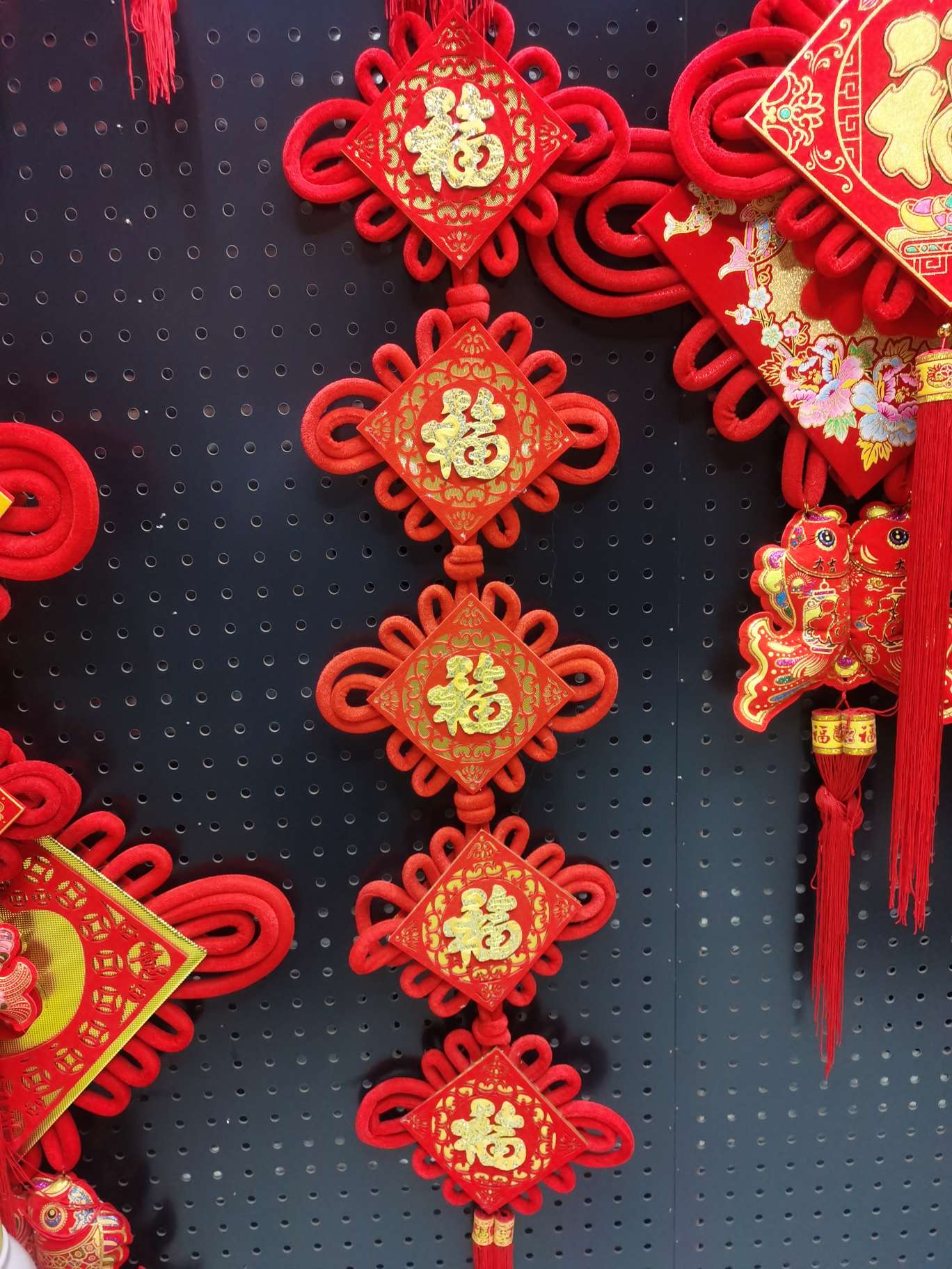 Five series of festive pendants with the character "Fu" tied together