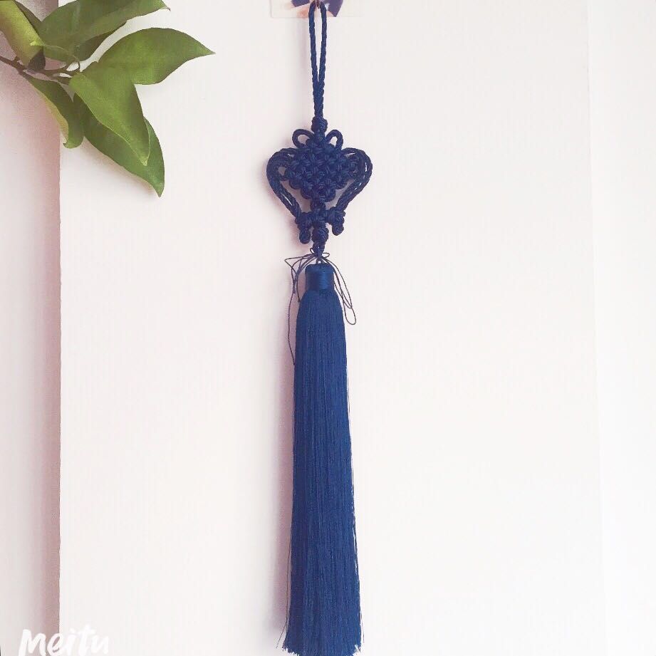Large Chinese knot tassel pendant for wall hanging in the foyer Application Scenario