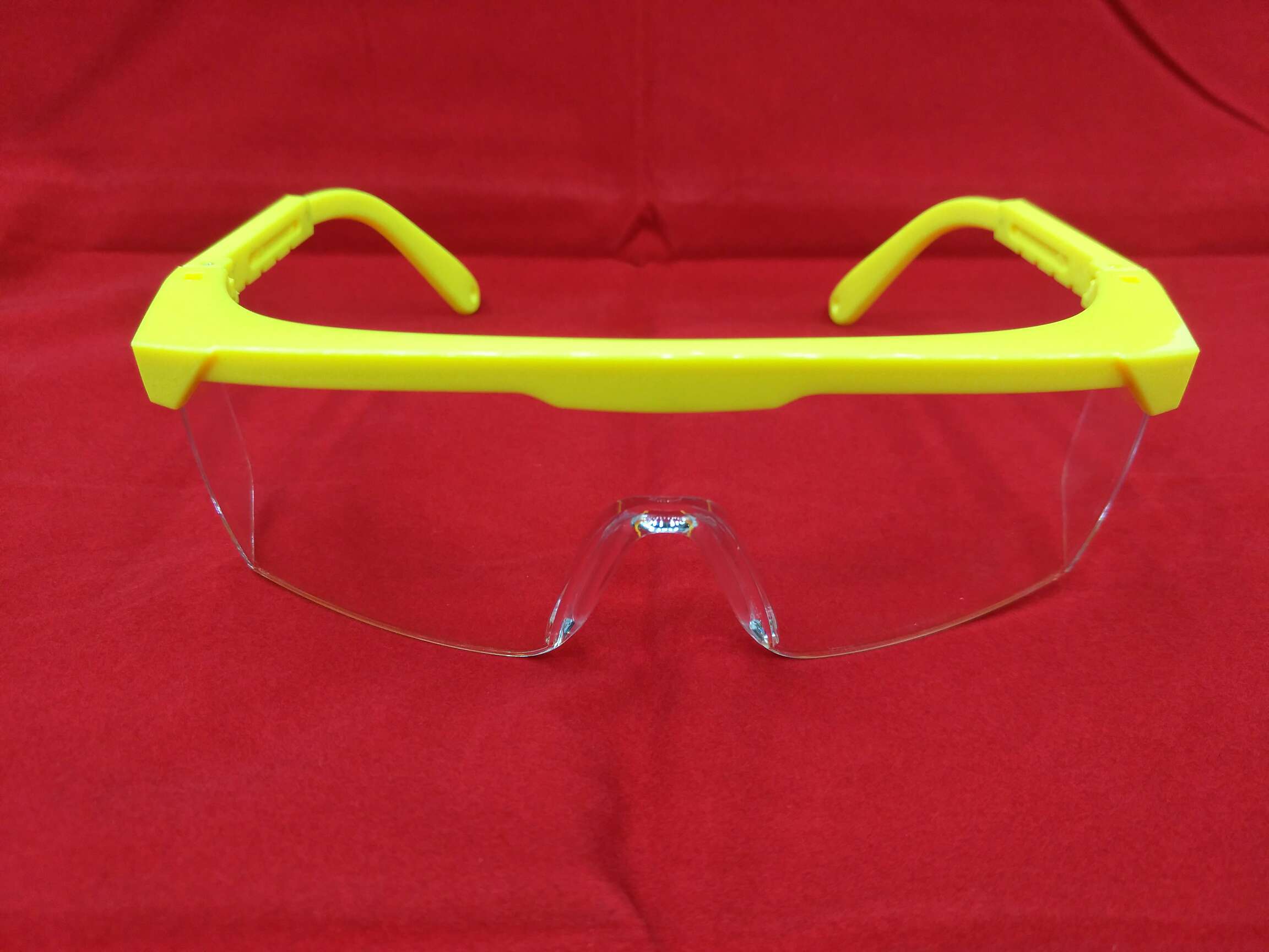 The HLL temple can be adjusted in four positions. The protective goggles are labor protection, splash and impact resistant, dust-proof, sand-proof and fog-proof. They are transparent protective glasses for both men and women cycling, with high clarity and wide field of view. They are not fog-proof undefined