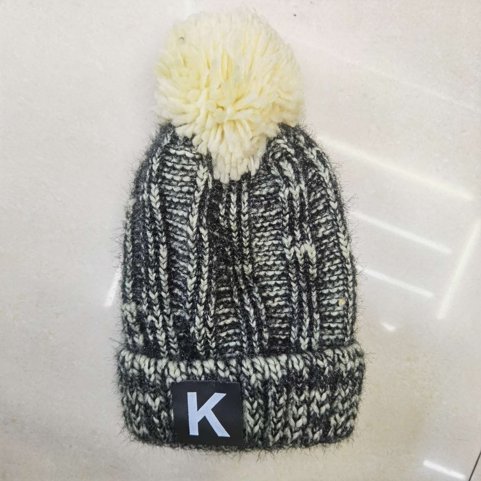 Two Color Thread K Character Leather Label Hairball Flanged Knit Lady Hat