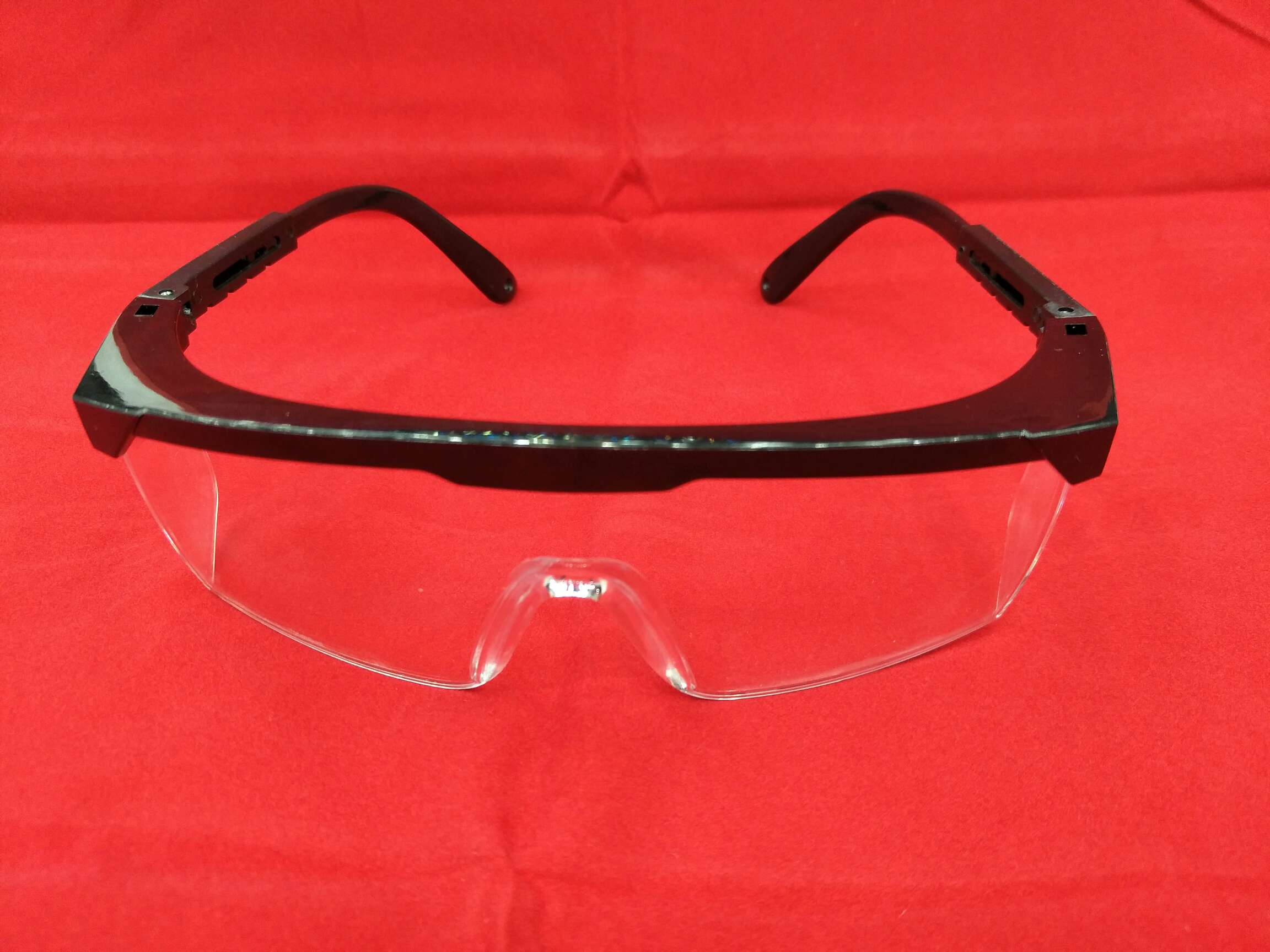 The HLL temple can be adjusted in four positions. The protective goggles are labor protection, splash and impact resistant, dust-proof, sand-proof and fog-proof. They are transparent protective glasses for both men and women cycling, with high clarity and wide field of view. They are not fog-proof Item Picture
