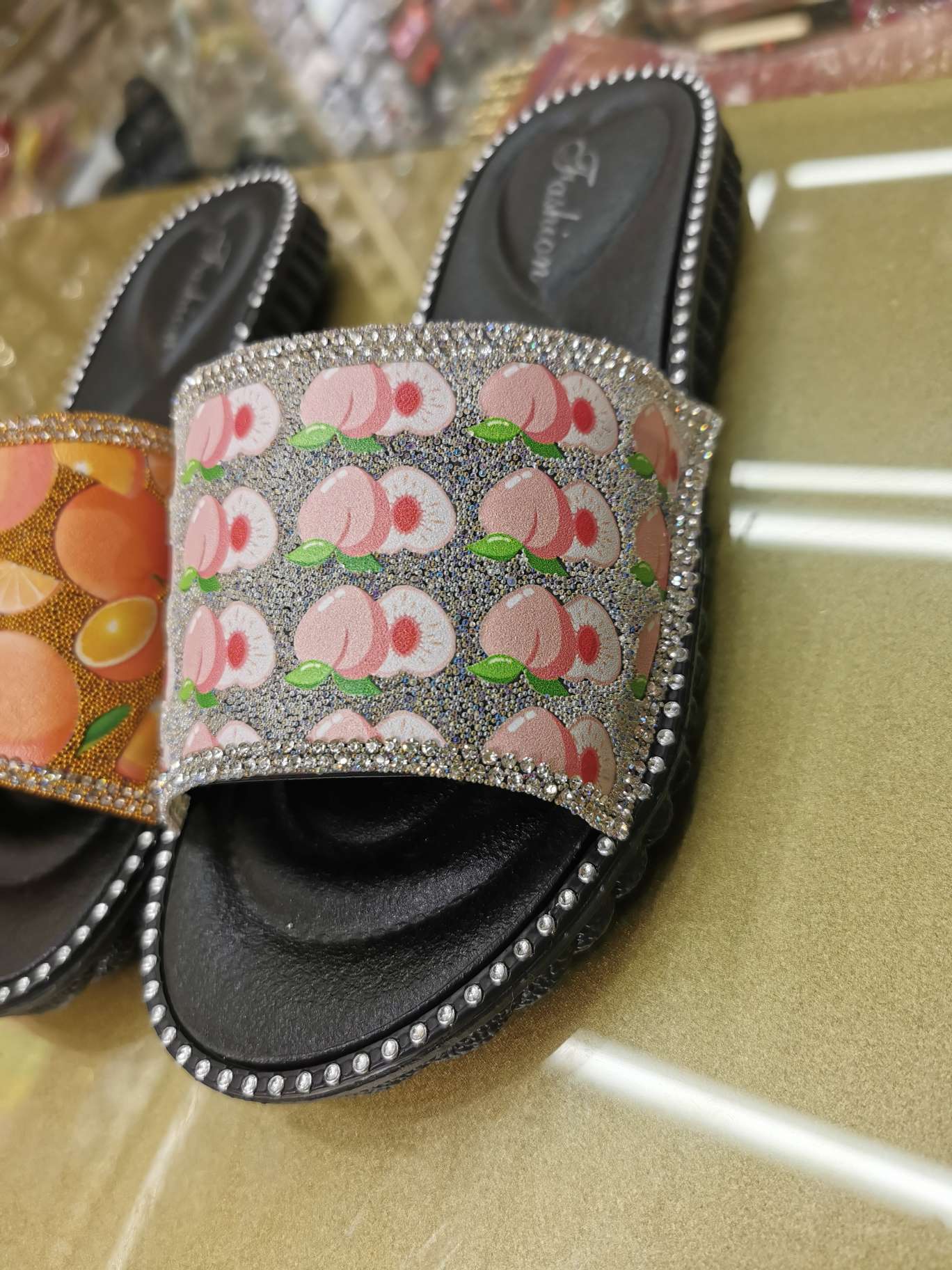 夏日爆款水果鞋面 女士凉拖一字带装饰细节图