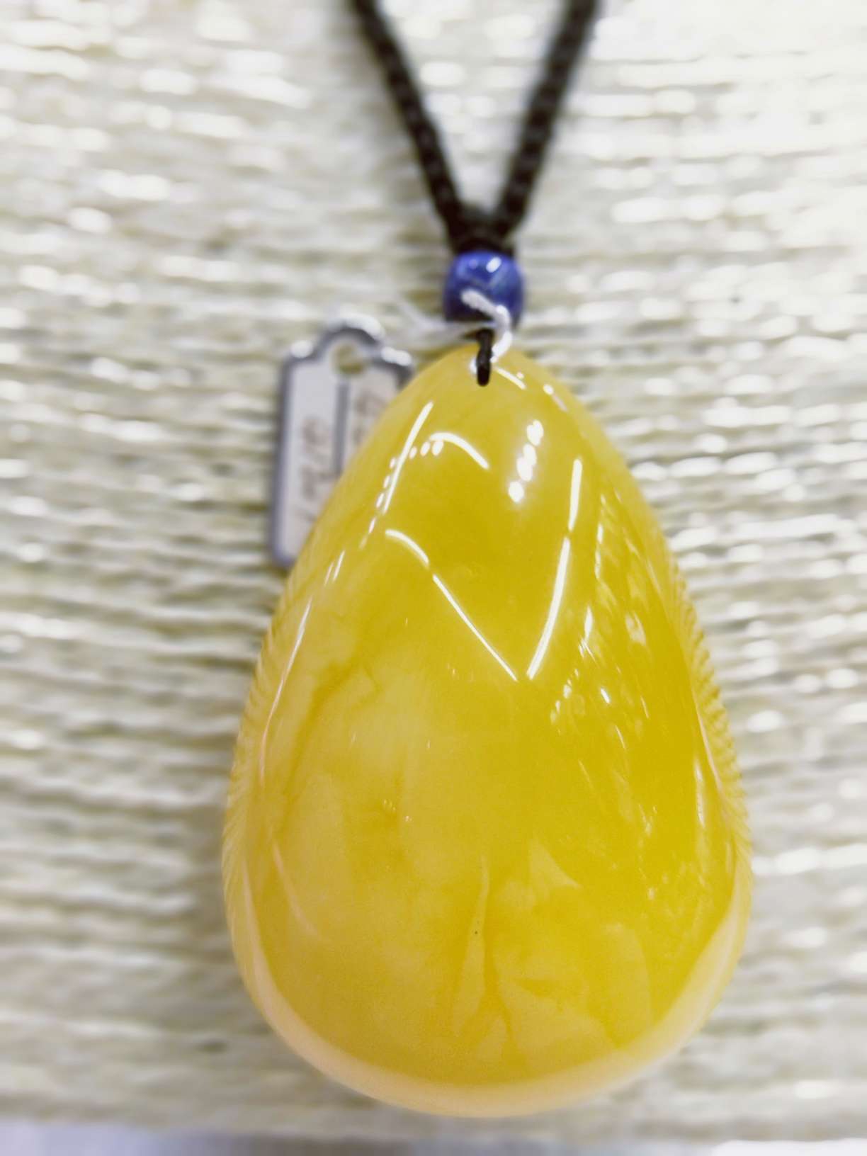 Natural amber pendant details Picture