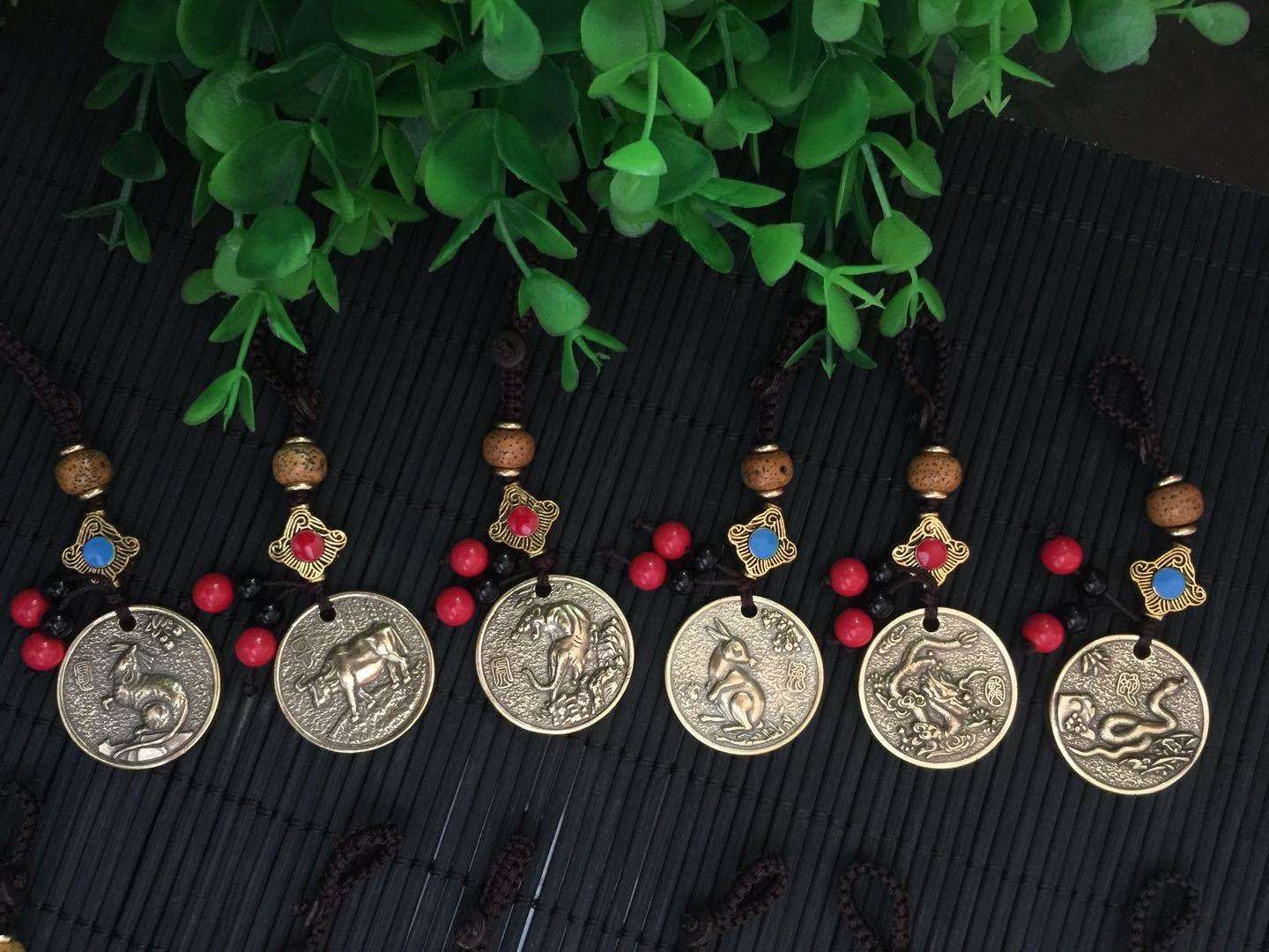 纯铜做旧十二生肖钥匙扣挂件白底实物图