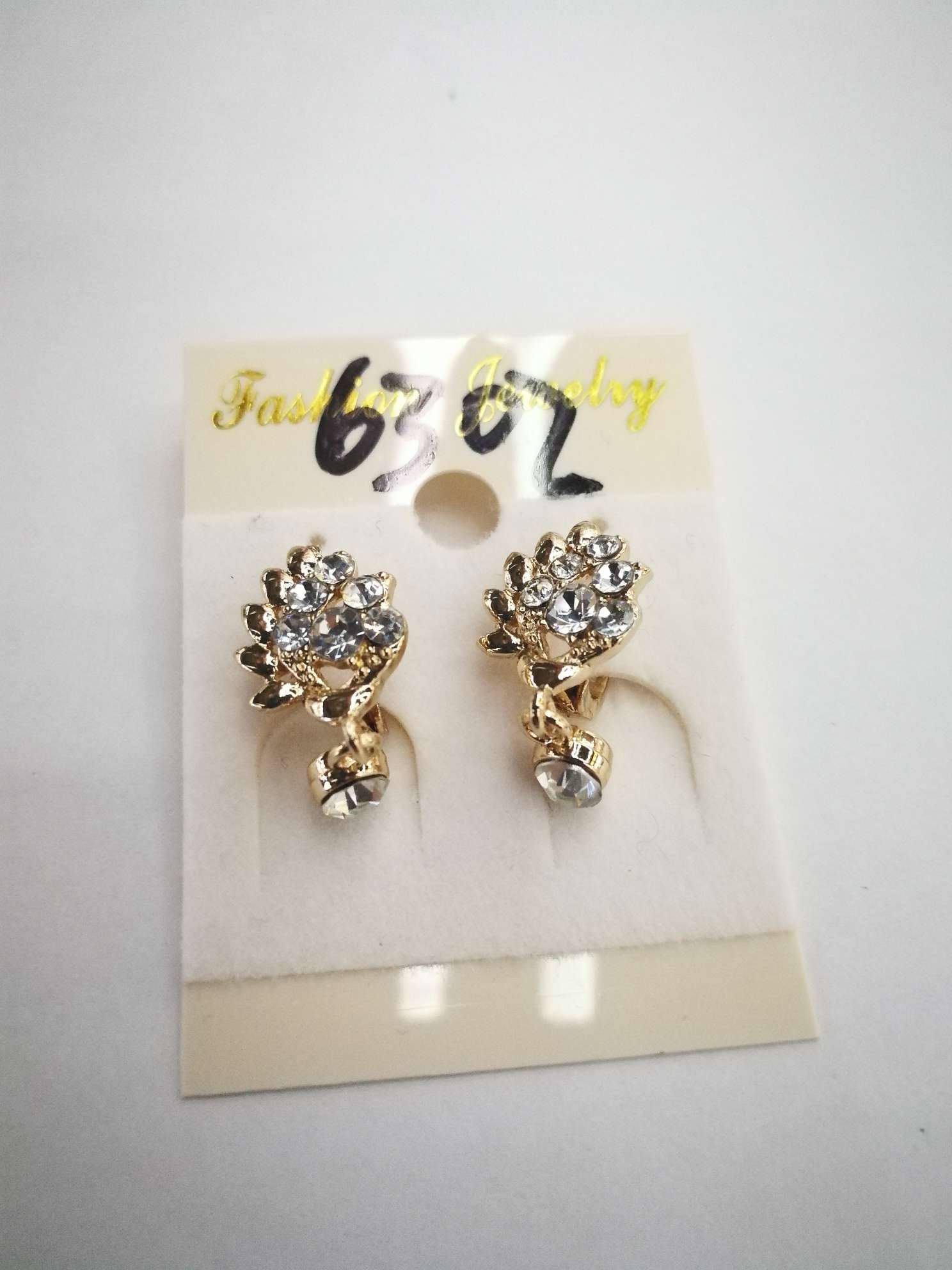 Good-looking fashion earrings thumbnail