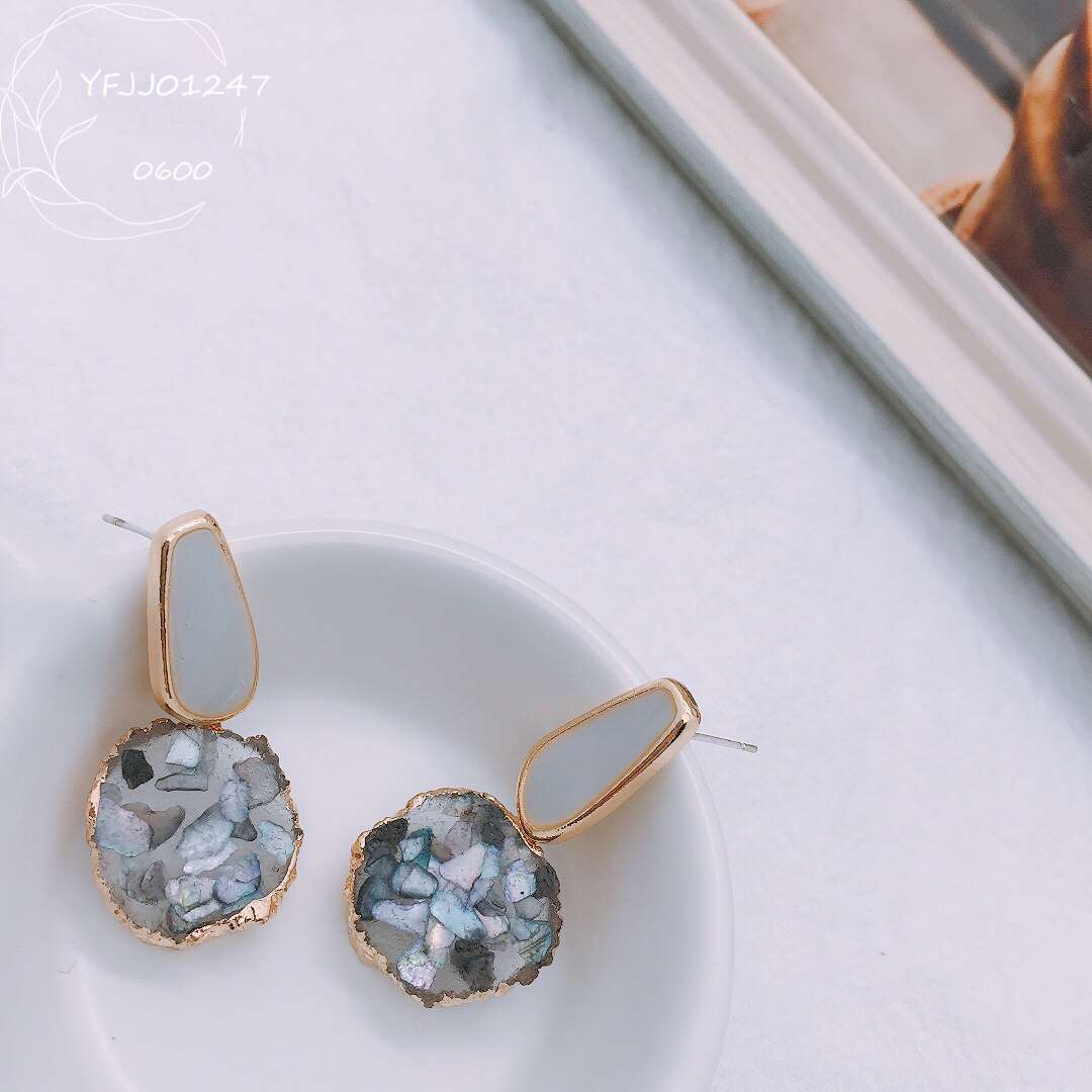 Korean version of versatile fashion Ins high - quality shell earrings