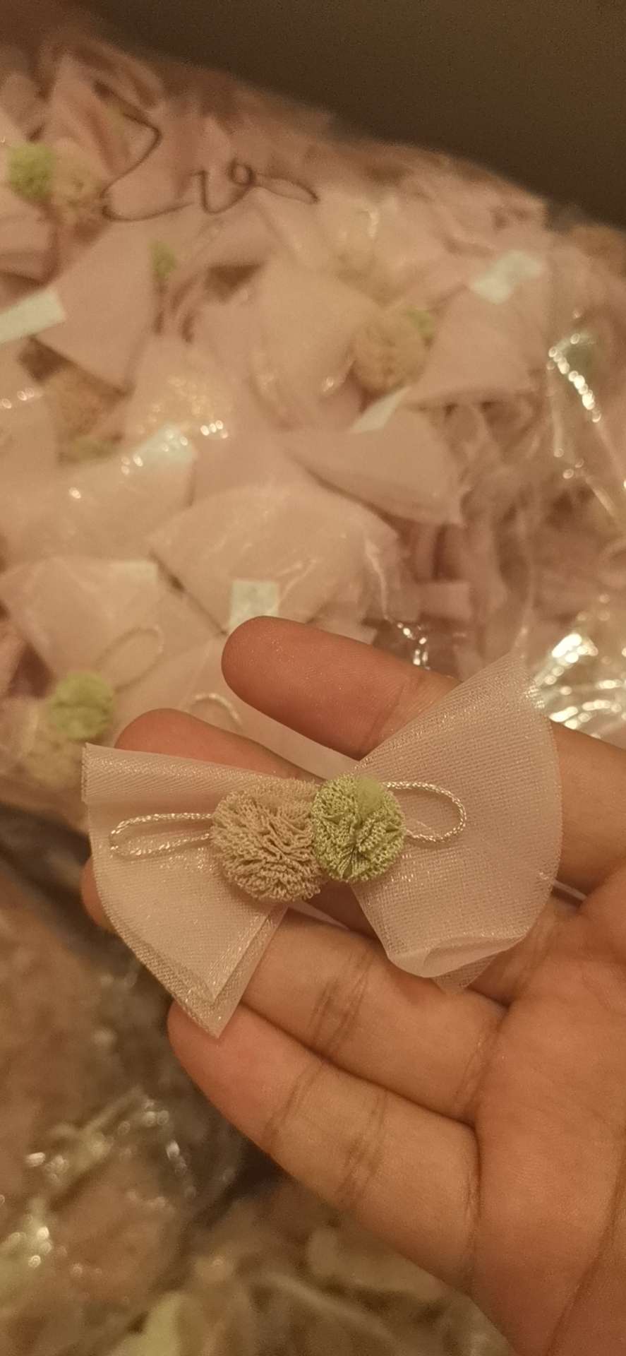 Yarn ball silver wire knot