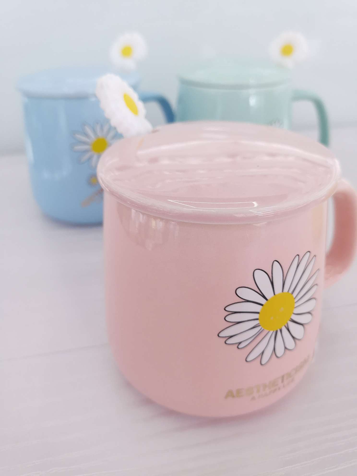 Fresh chrysanthemum-colored glazed ceramic mugs, coffee cups and water cups Application Scenario
