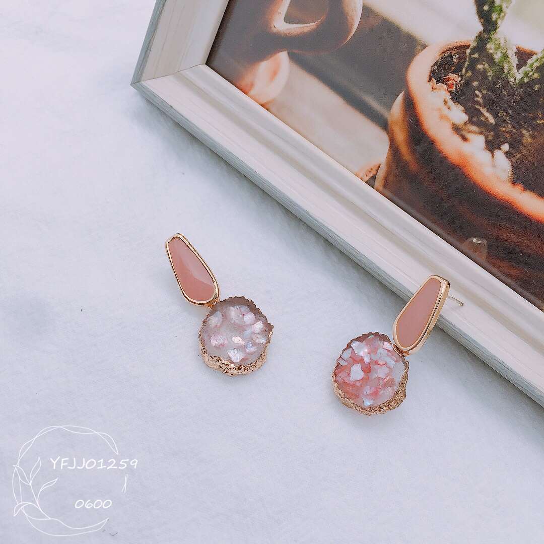 Korean version of versatile fashion Ins high - grade sense of shell earrings thumbnail