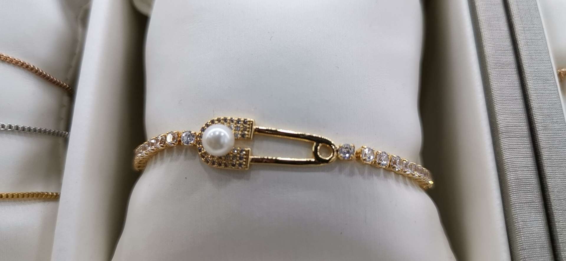 Pin style pull out bracelet